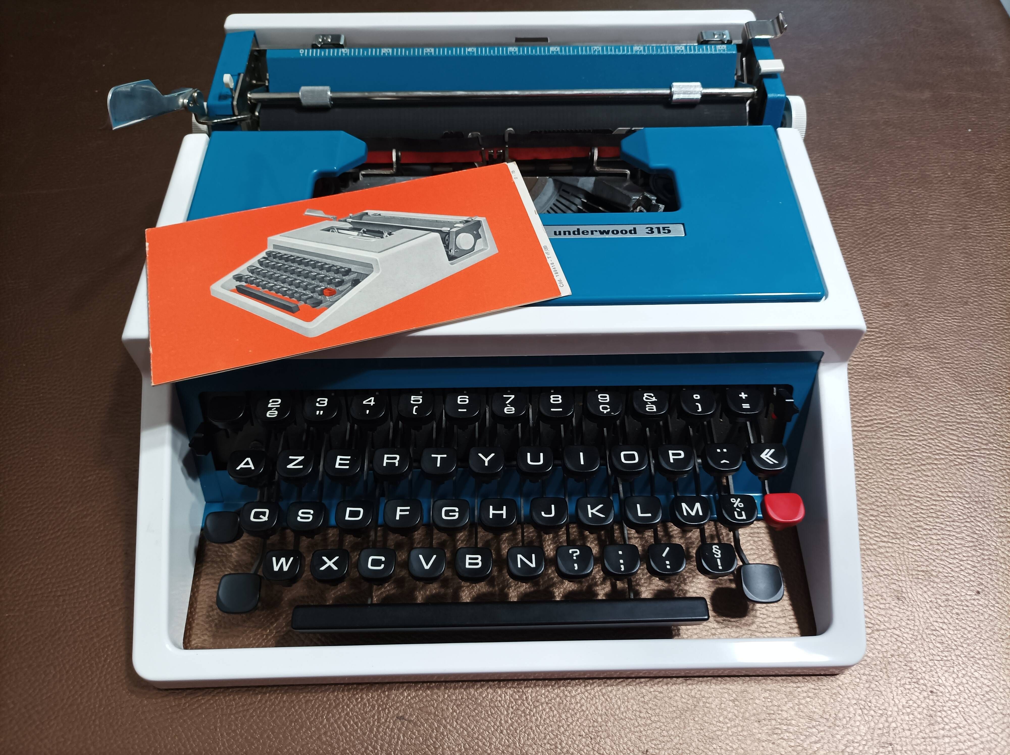 Underwood 315 portable blue typewriter with carrying case Like NEW