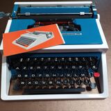Underwood 315 portable blue typewriter with carrying case Like NEW