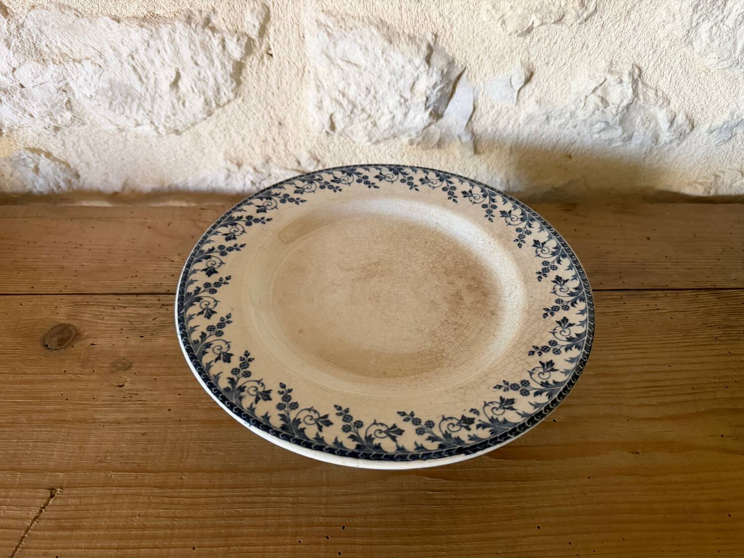 Plate on pedestal in Gien ironstone model Montigny