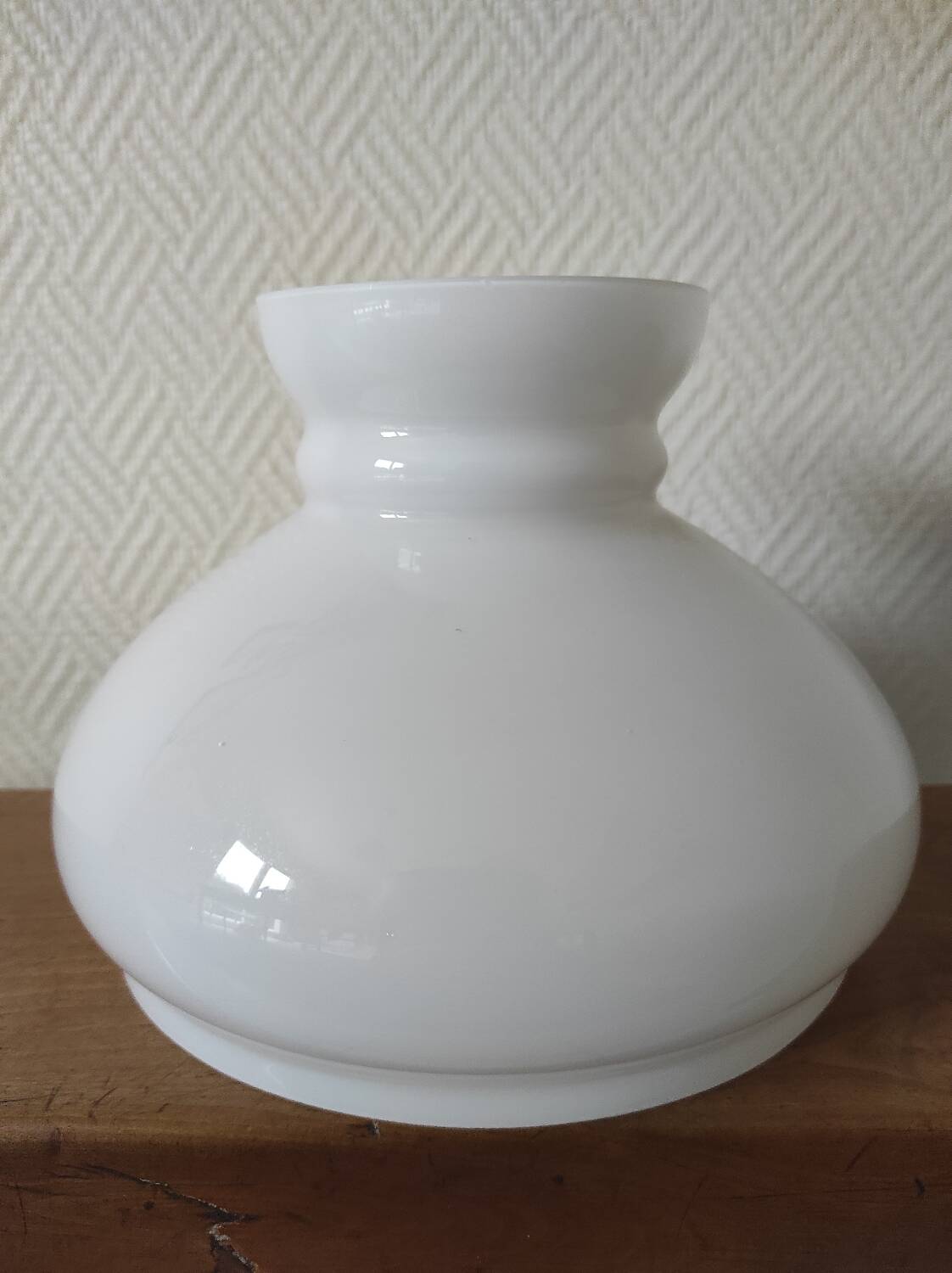 Globe in opaline, height 16.7 cm