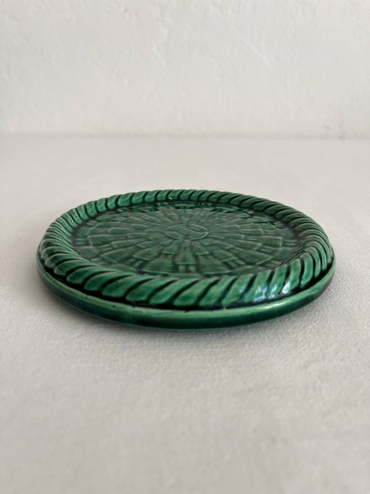 Dessous de bouteille vintage en céramique verte tressée