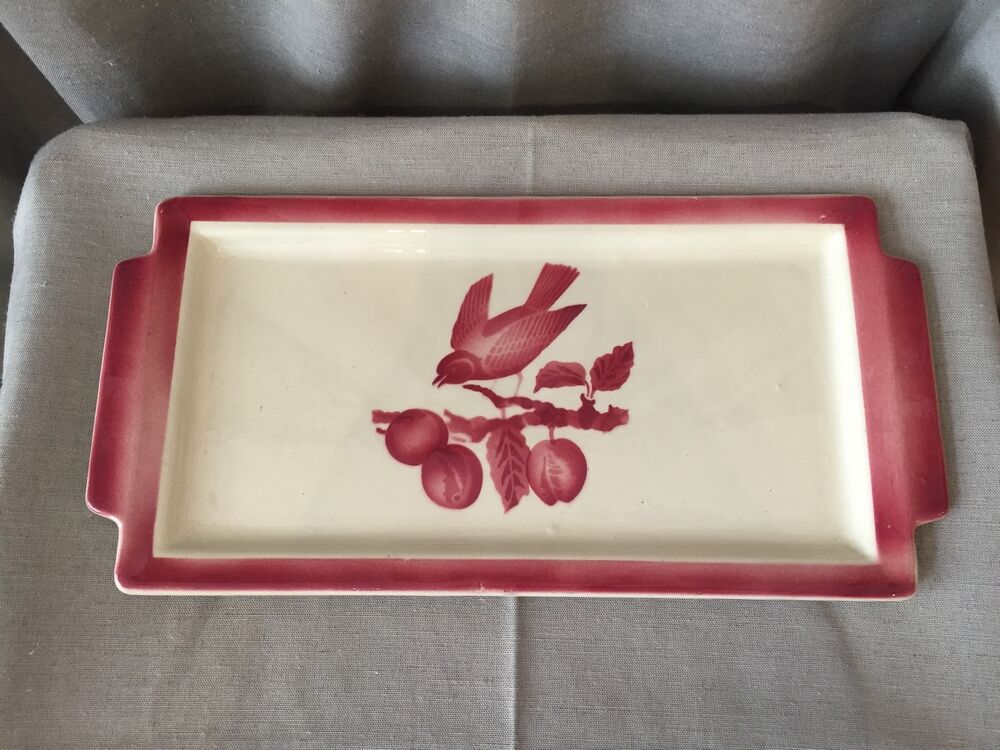 Cake dish bird pattern on its branch in red and white tones