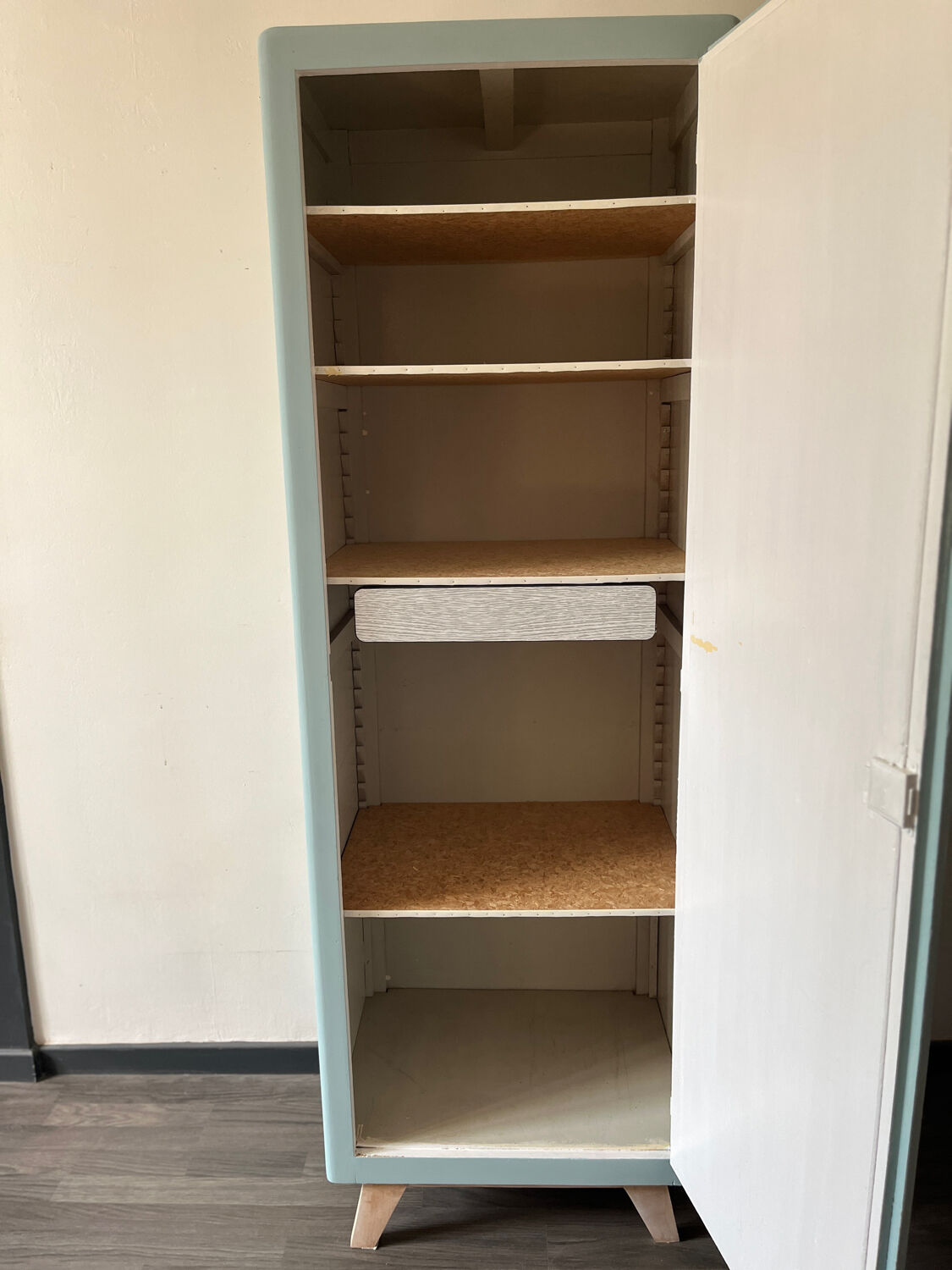 Cabinet 50 feet compass