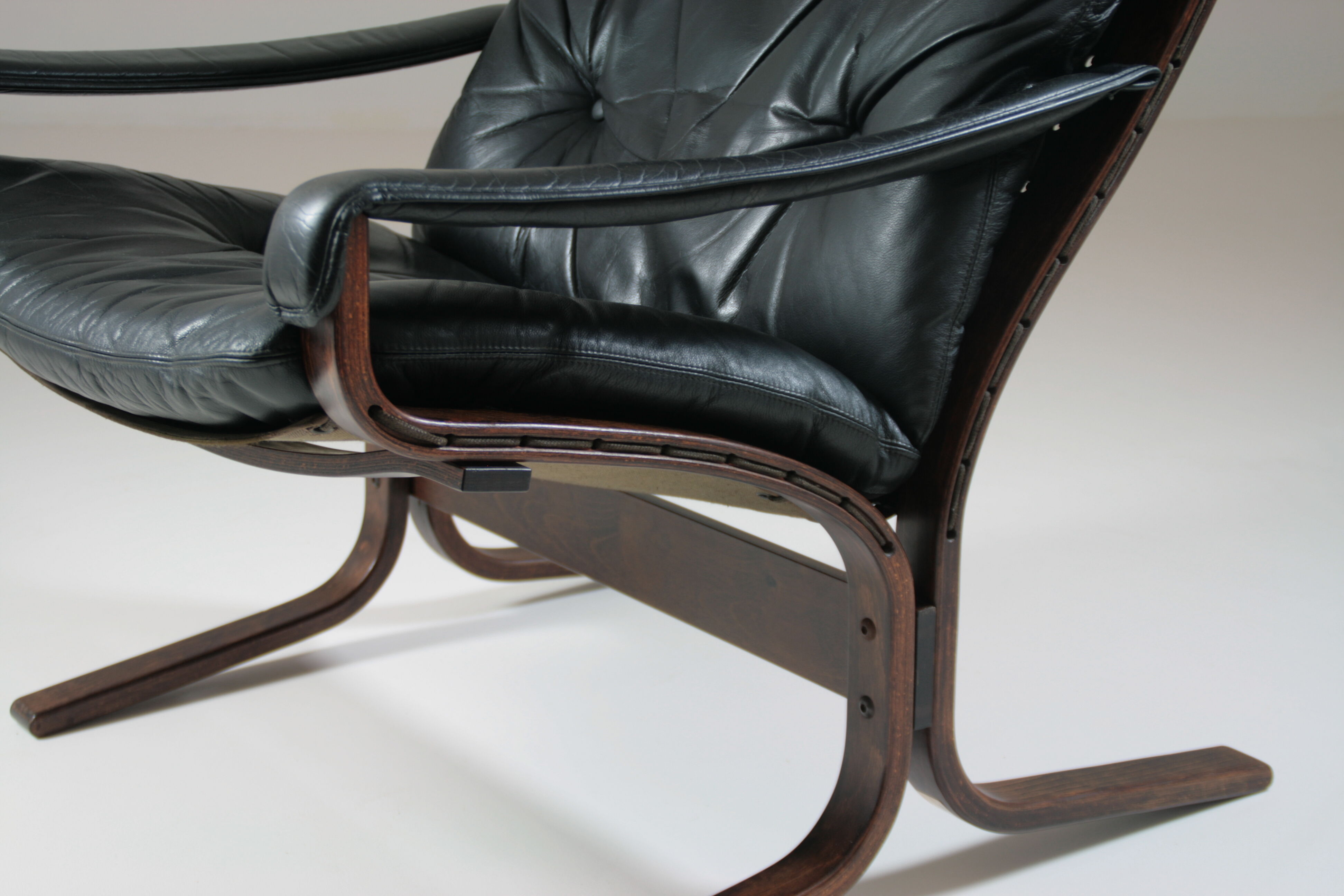 Vintage leather Siesta armchair with armrests by Ingmar Relling, Norway 1970