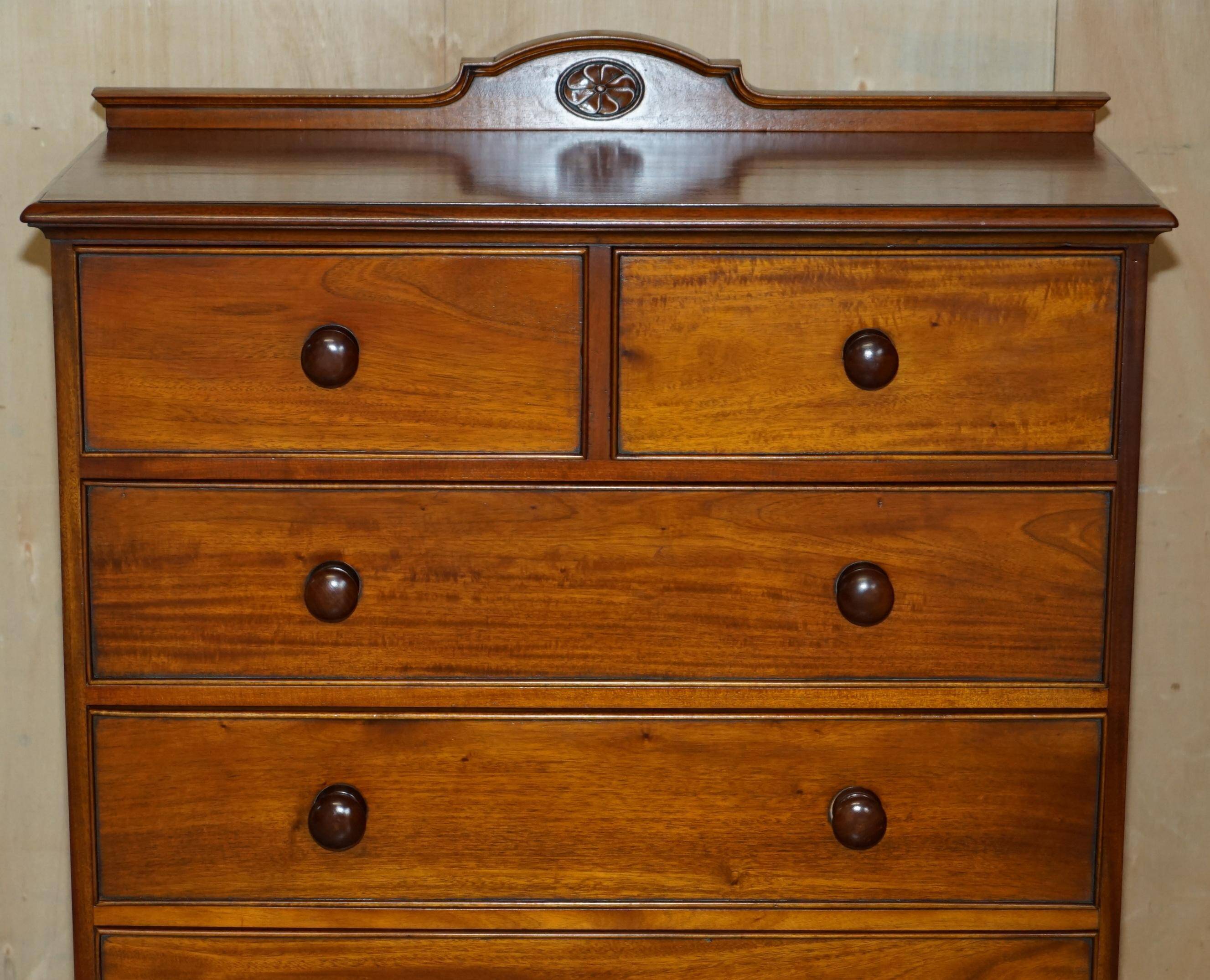 Paire de commodes vintage en acajou flammé