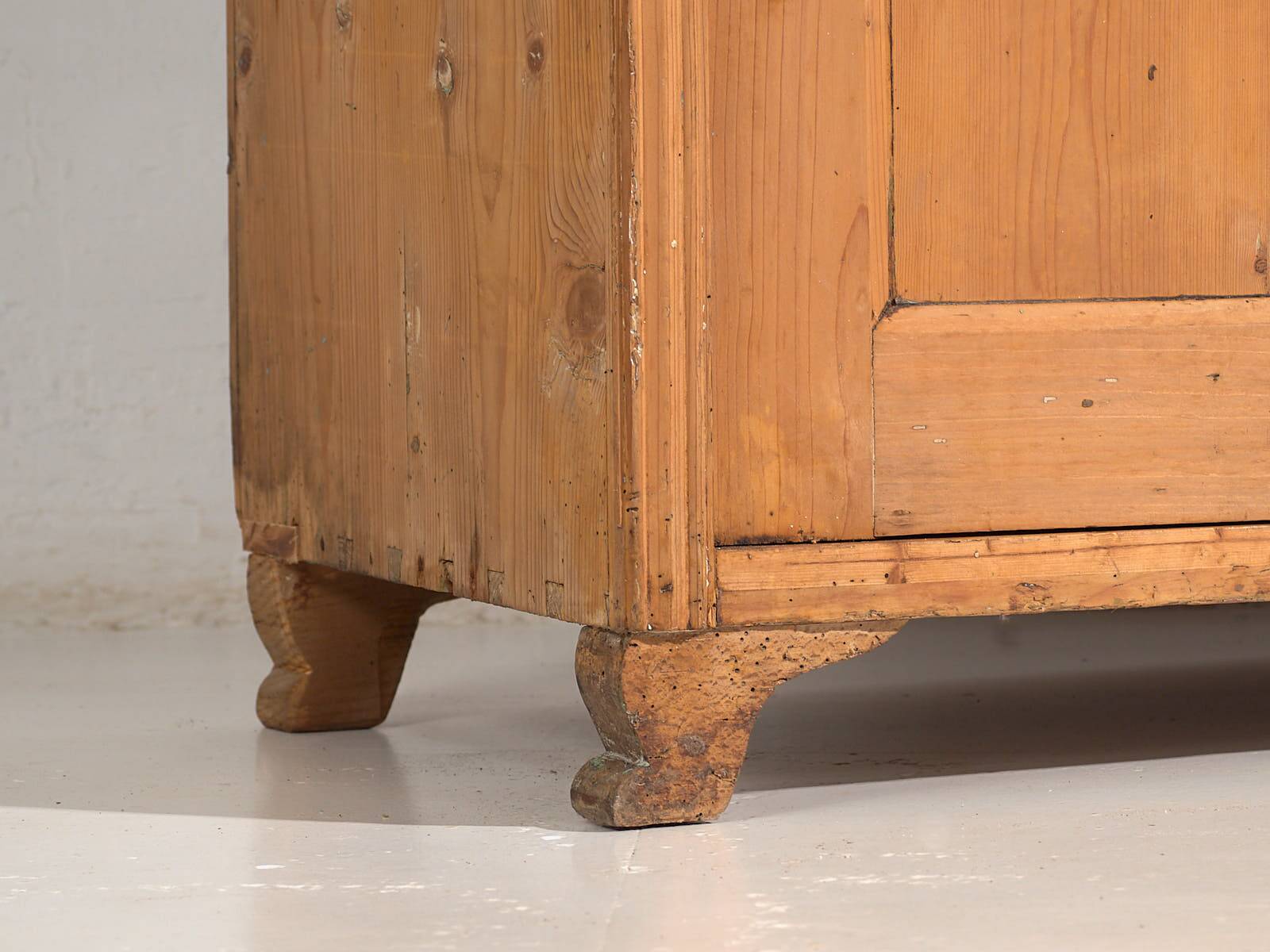 Antique kitchen cabinet (c.1920)