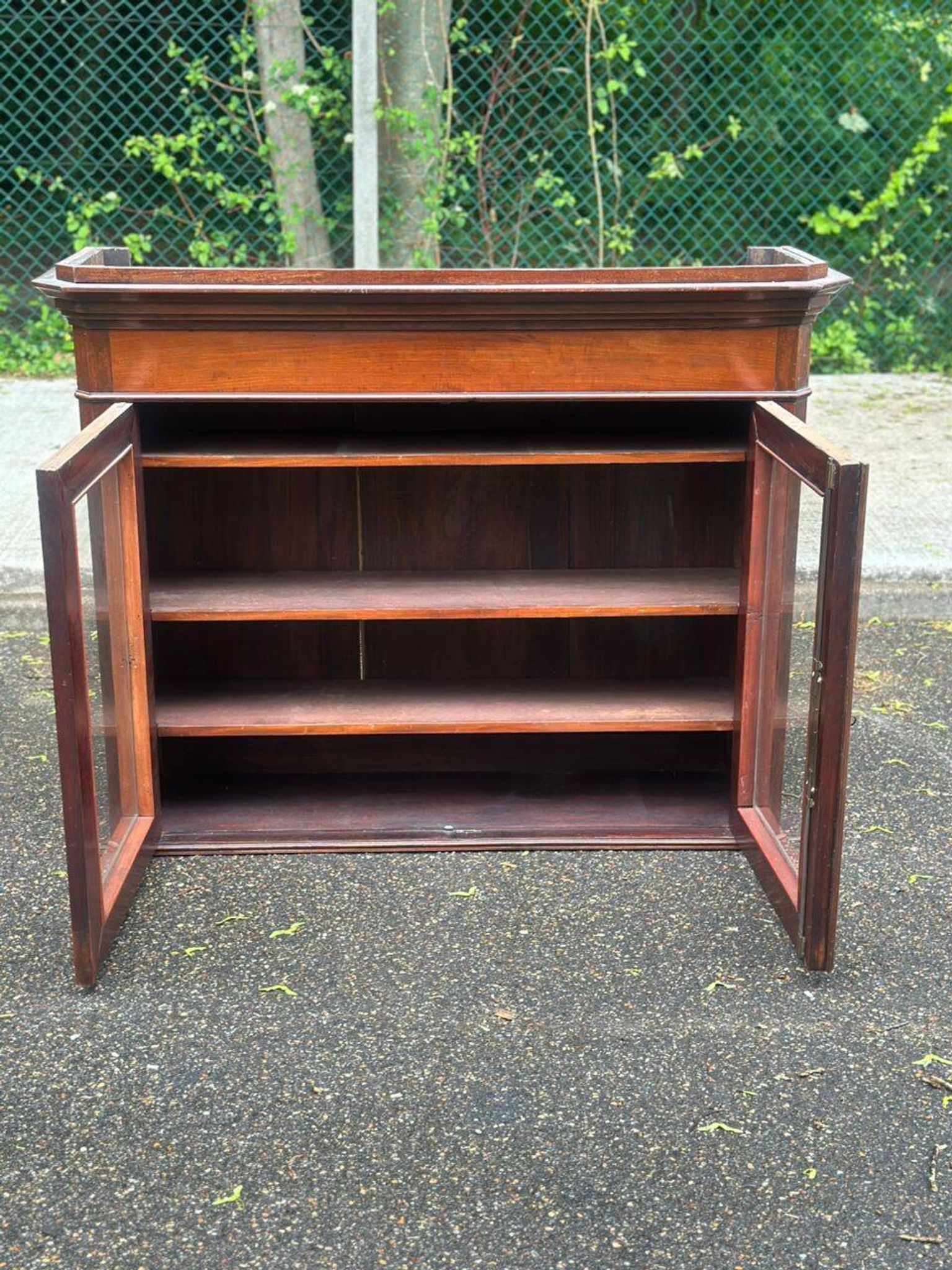 Bibliothèque vitrée style Louis Philippe du XIXème siècle en bois massif