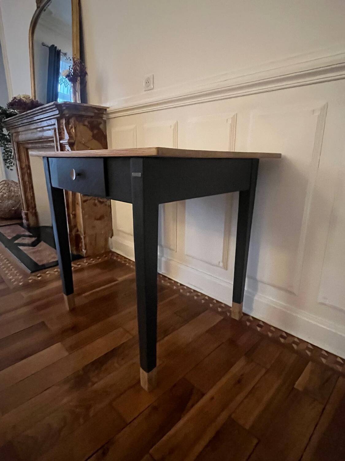 Bureau vintage rénové avec plateau en chêne massif.