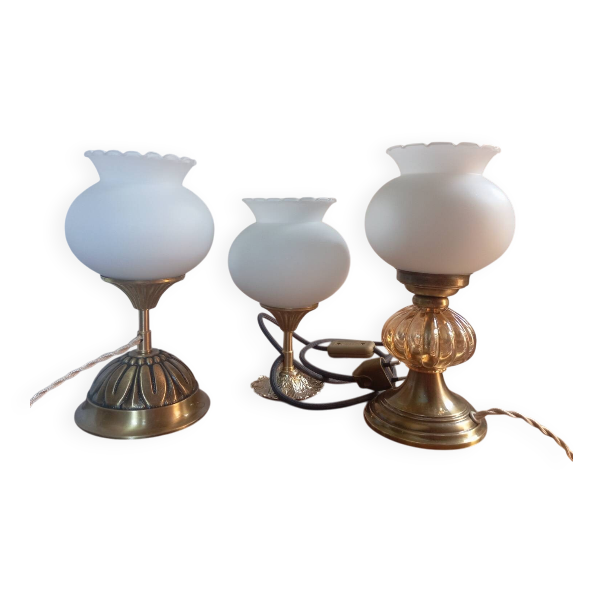 Trio lampes à poser style art deco bronze et opaline blanche