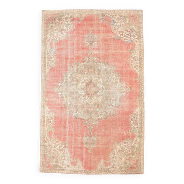 Tapis persan ancien noué main rouge corail, médaillon central floral