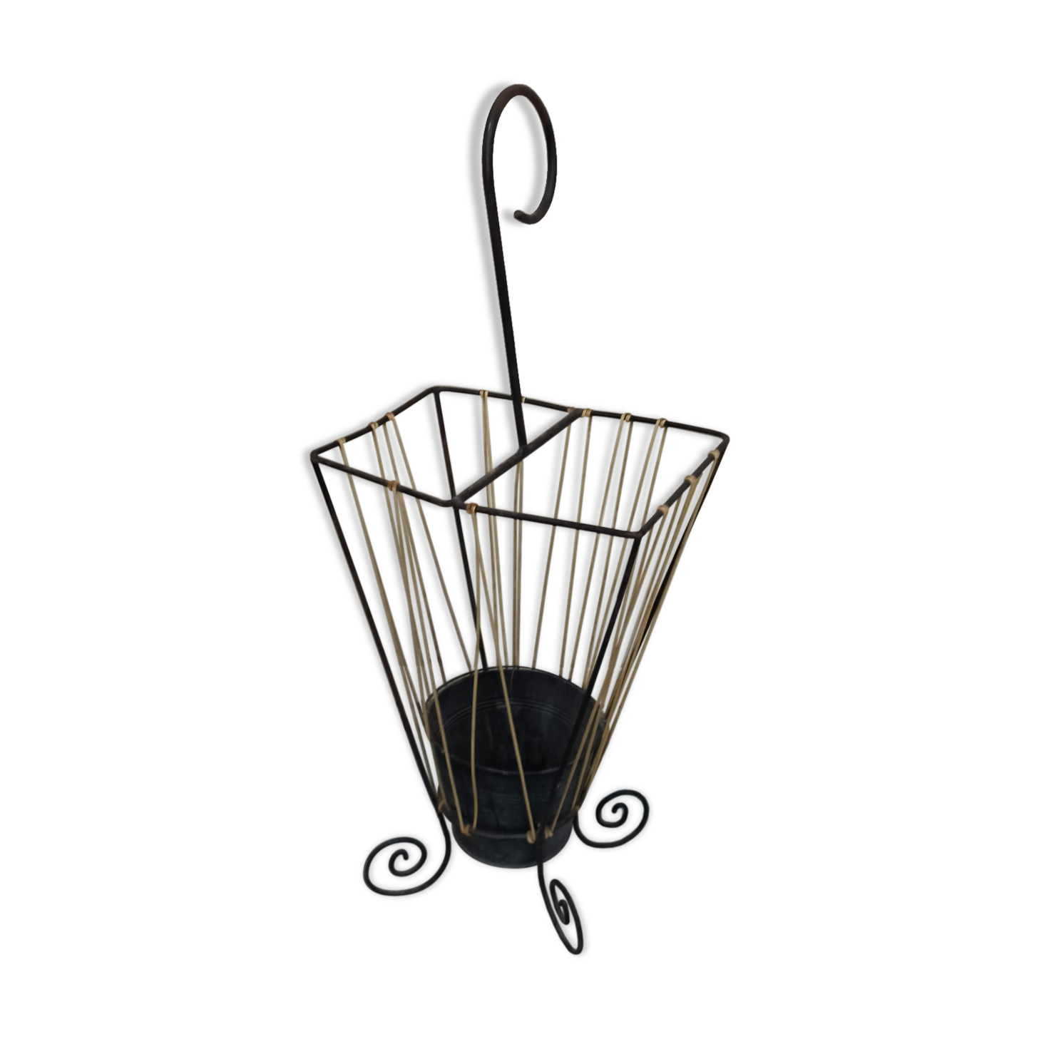 Iron umbrella rack and scoubidou
