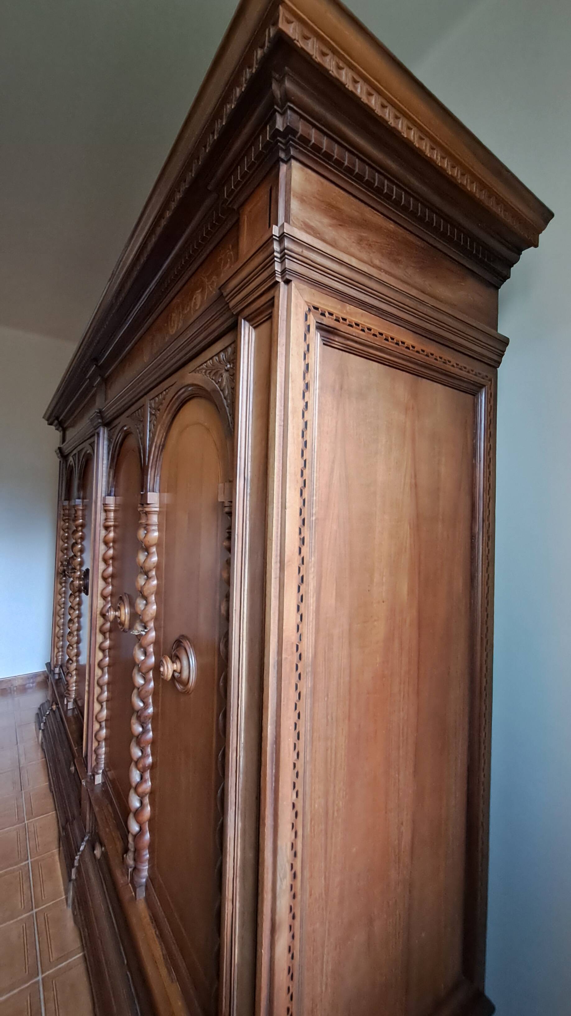 Wardrobe - neo-Renaissance in carved solid wood - possible lot sale