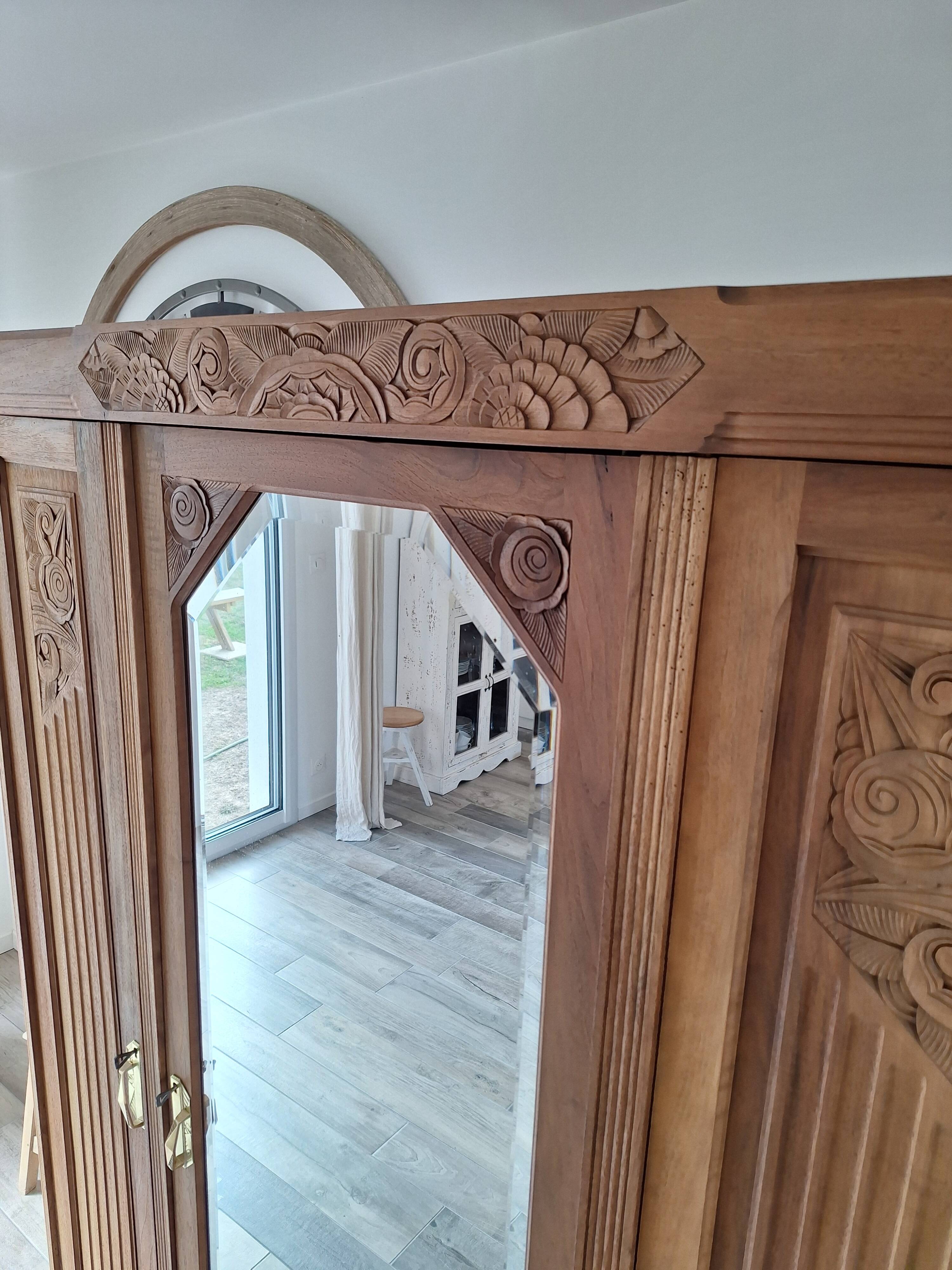 Armoire Art déco en noyer massif sculpté, 1930