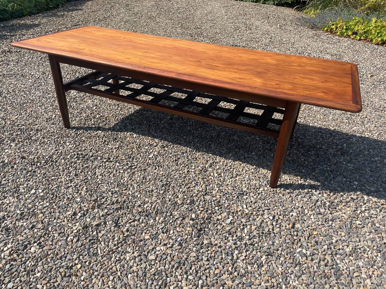 Table en palissandre Topform. Table basse vintage. Sangles en cuir