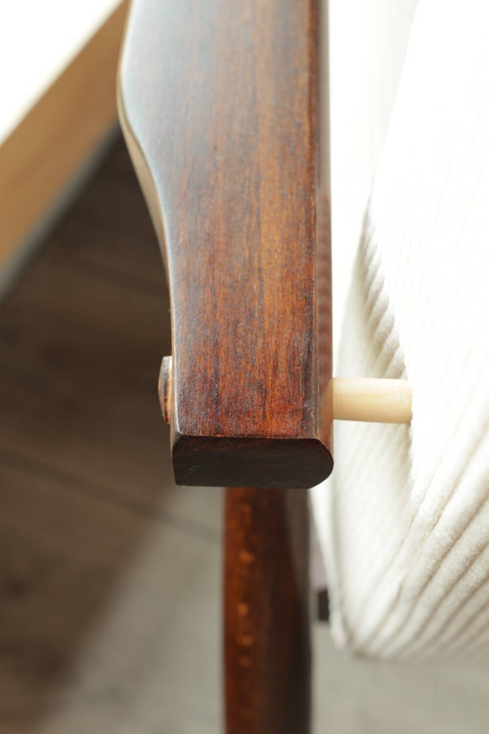 Fauteuil scandinave classique en velours côtelé beige, bois de noyer