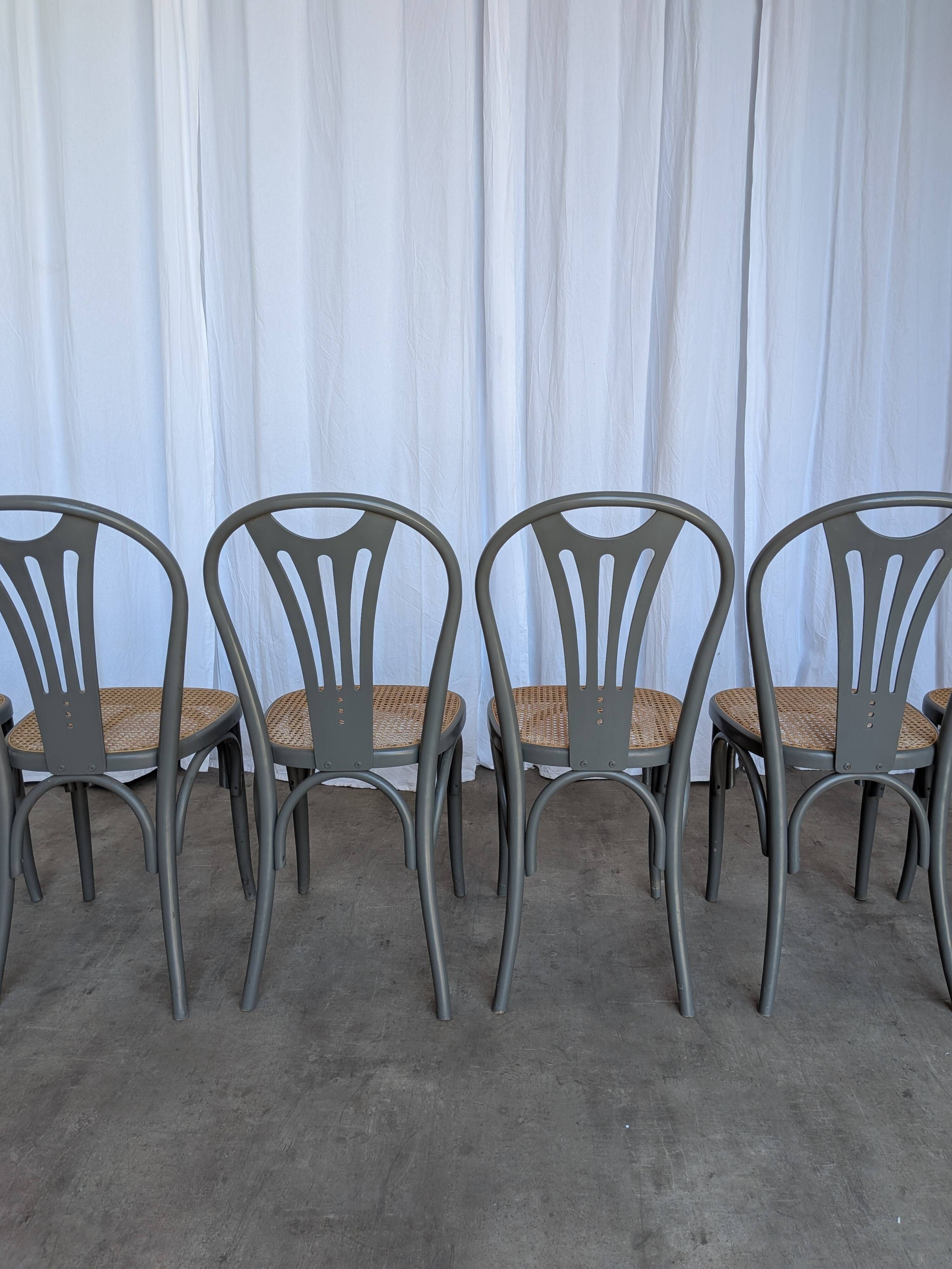 Ensemble de 6 chaises de salle à manger vintage grises en bois cintré : style Thonet, assise en cannage.