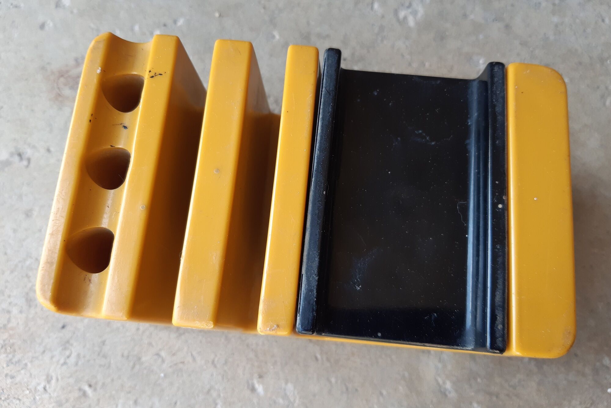 Pencil holder rests phone with waiting music, vintage 70s