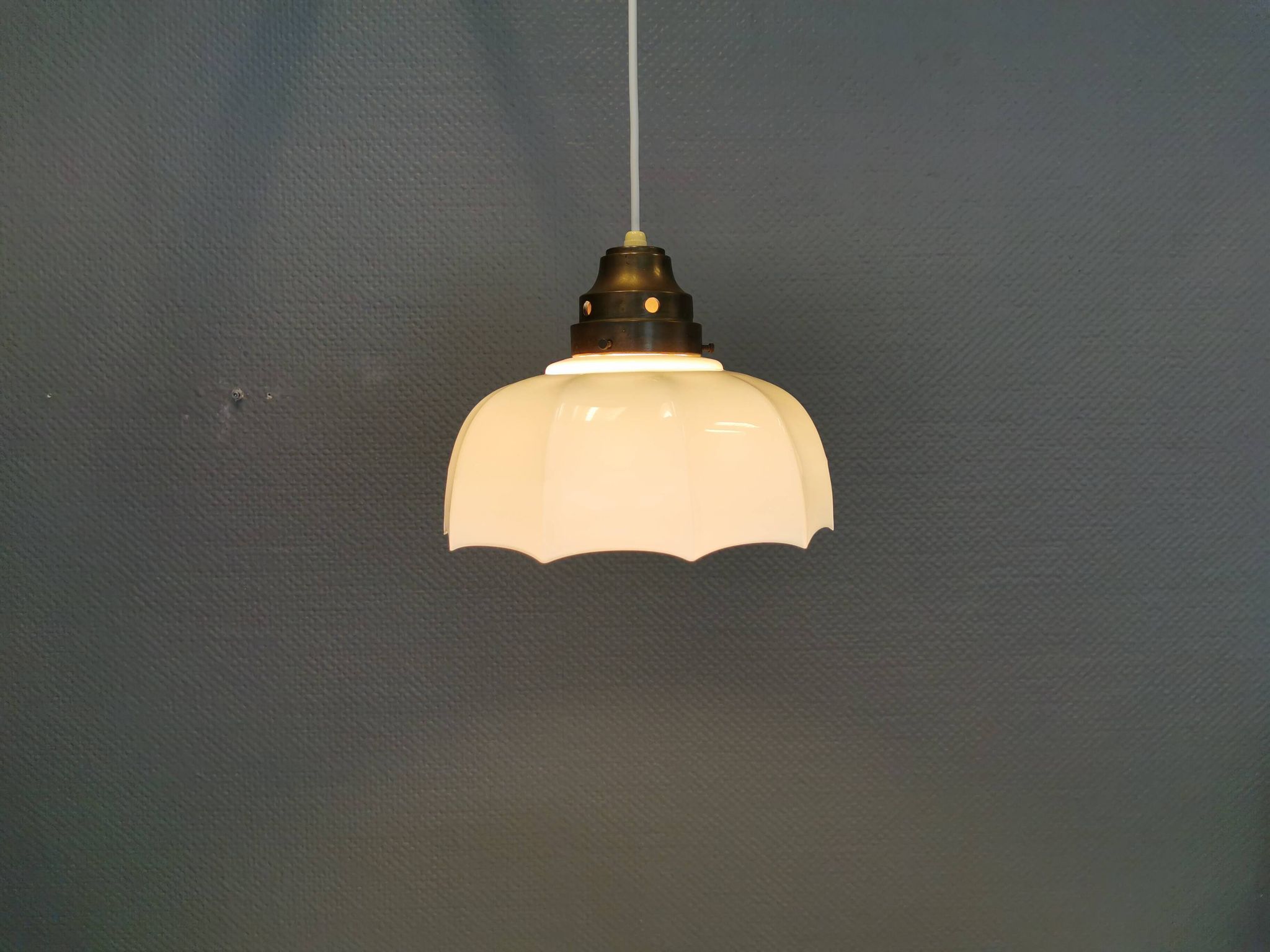 "Umbrella lamp" Danish and from the 1940s-1950s in beautiful cream colour with brass top.