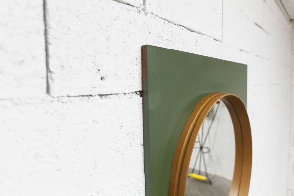Miroir mural atypique rond 60 cm bord teck sur planche verte rectangle 1960