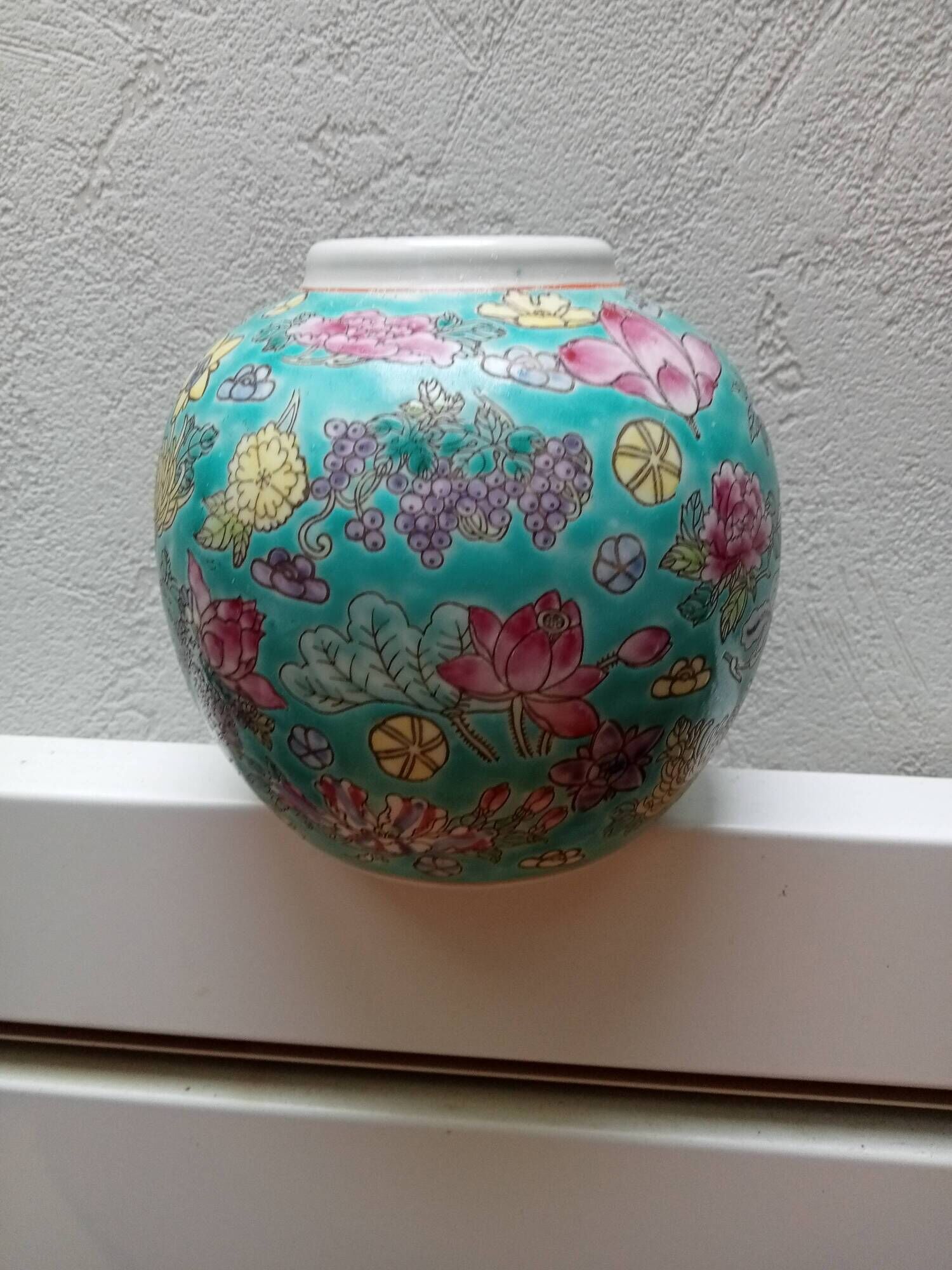 round porcelain vase from China, 19th century, glazed, diameter 11 cm