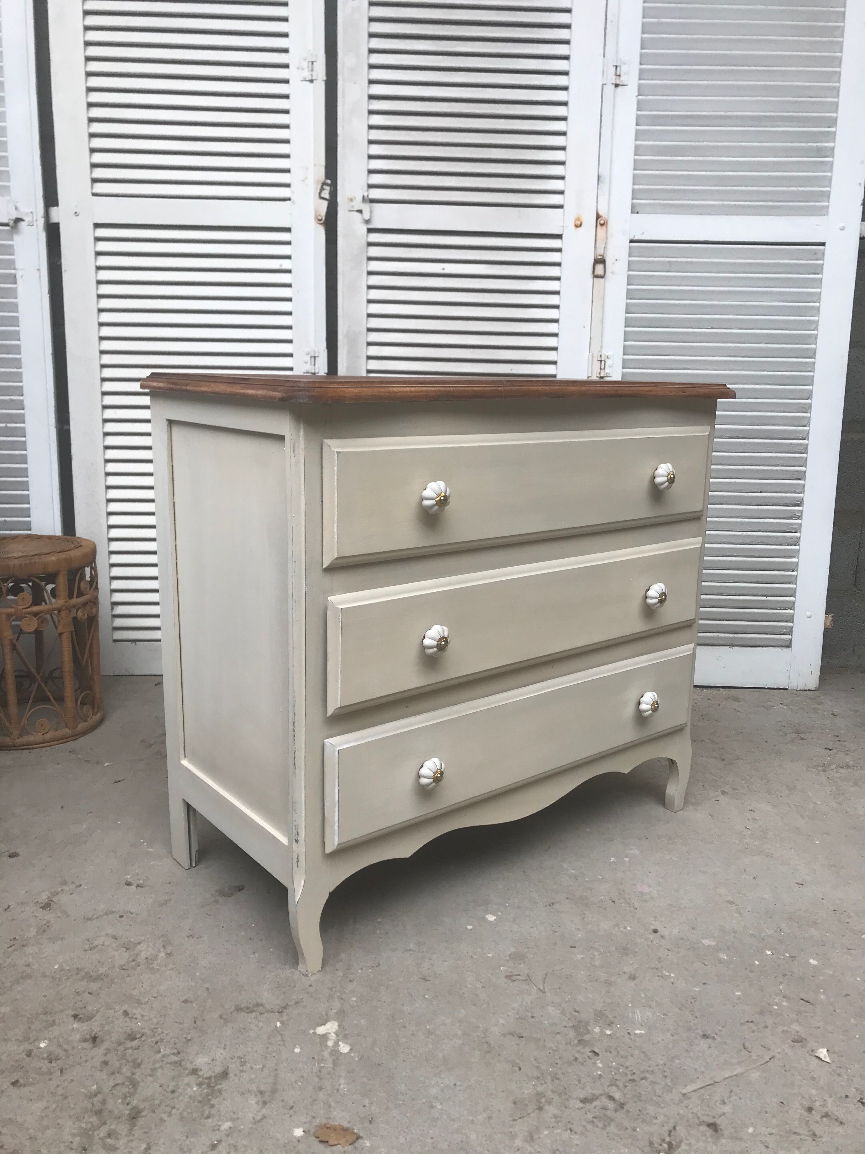 Old White chest of drawers
