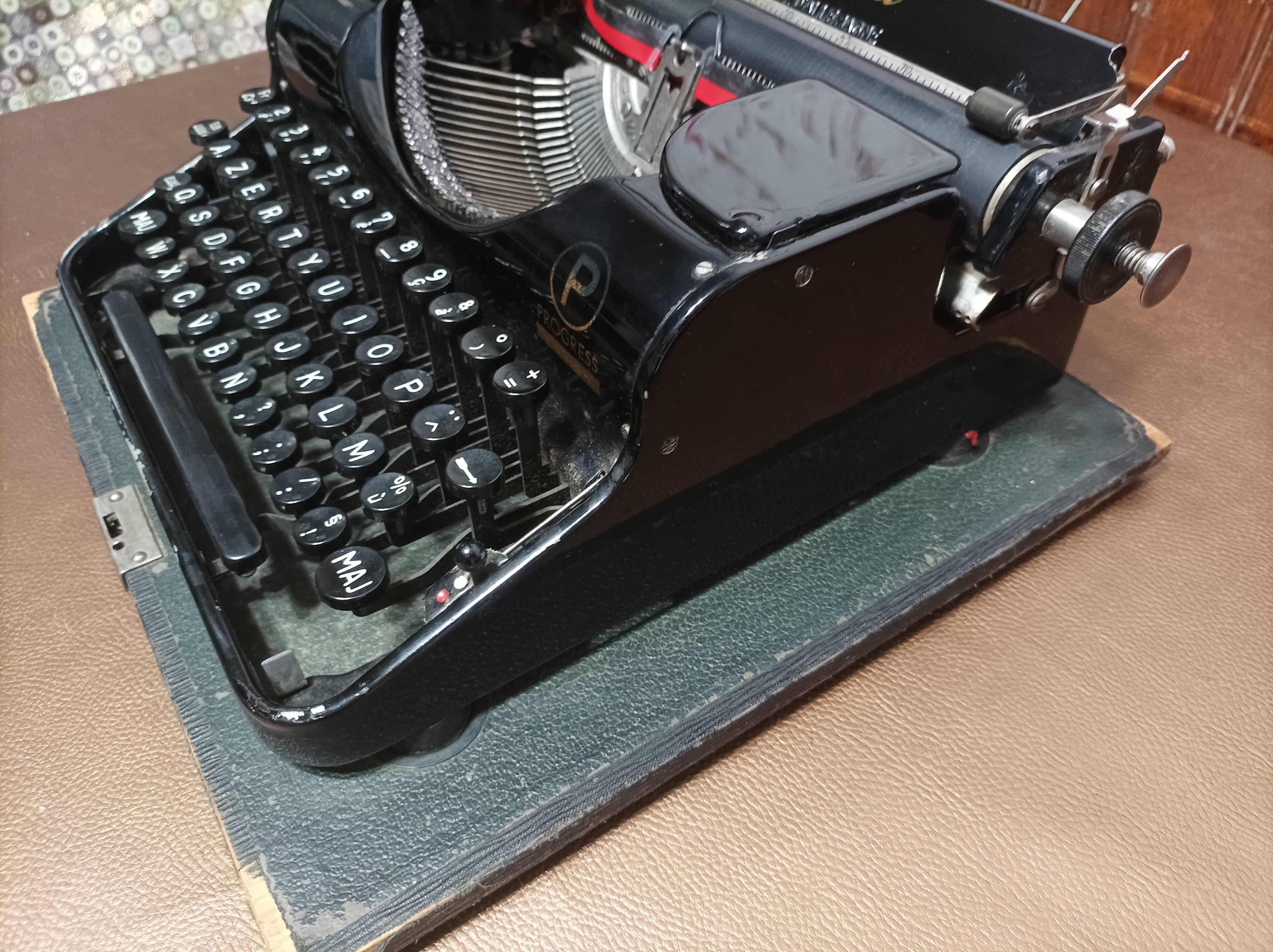 Olympia Progress typewriter 30s