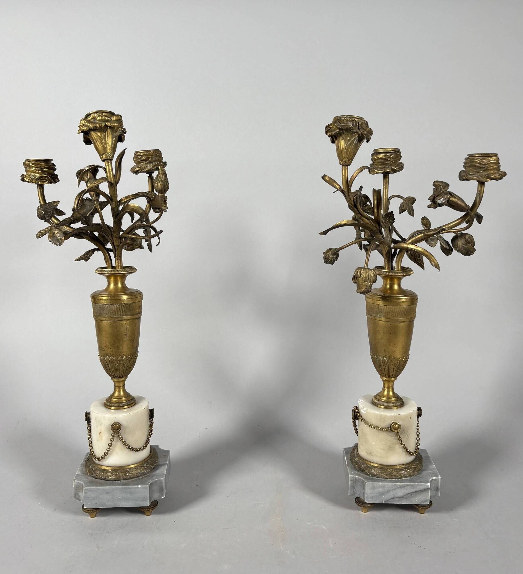 Pair of candelabra vases with flowers in marble and bronze, 19th century.