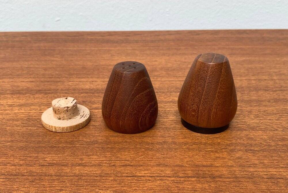 Set of 2 teak salt and pepper shakers from mid-century, 1960s.