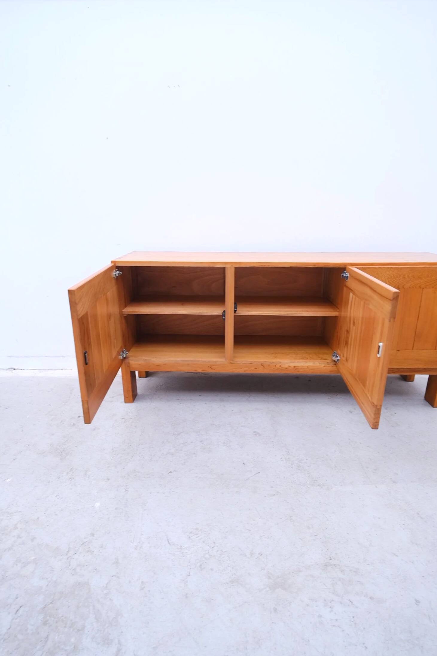 Enfilade Maison Regain en orme massif, France 1970