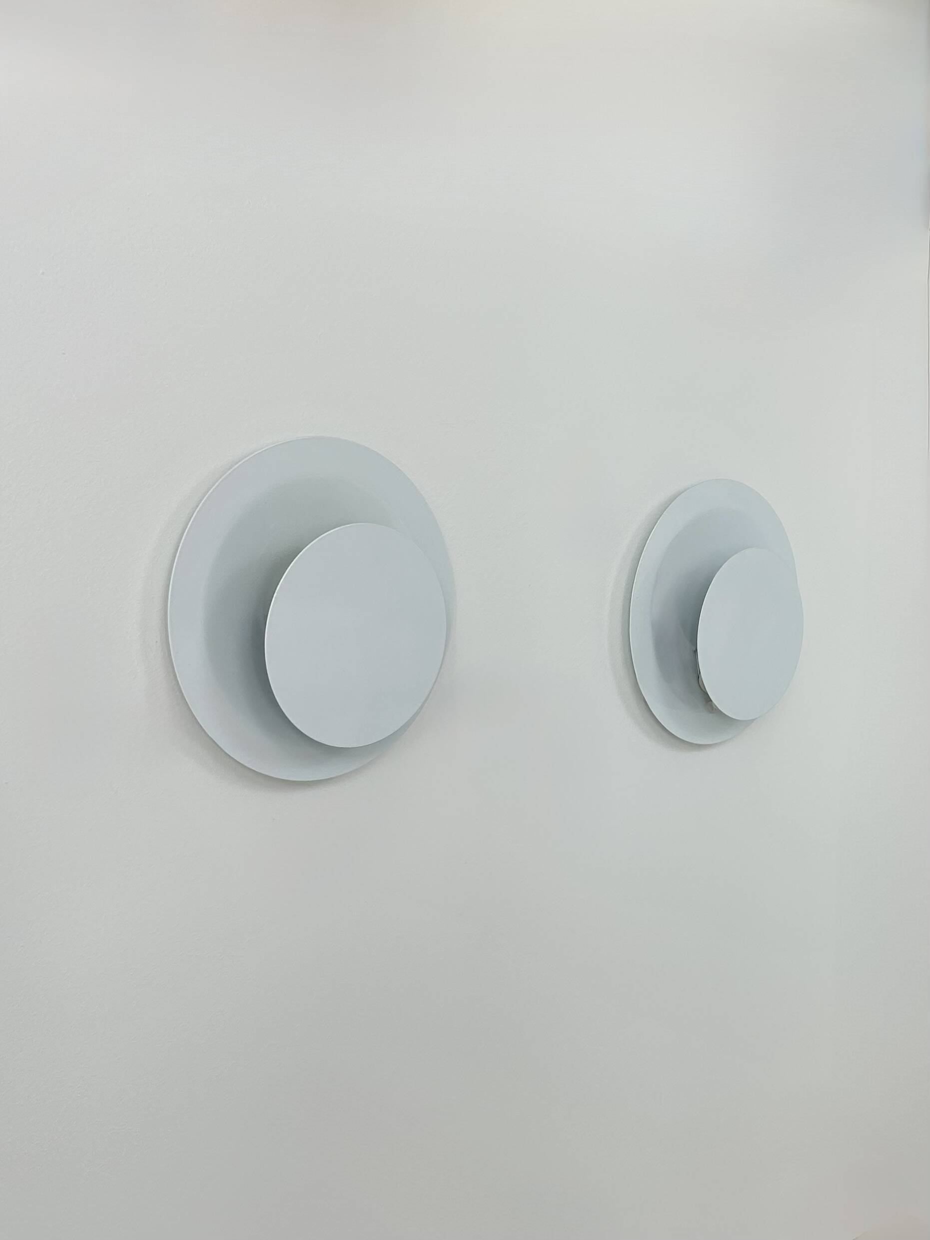 Paire d'appliques vintage, métal laqué blanc, Suède, 1970