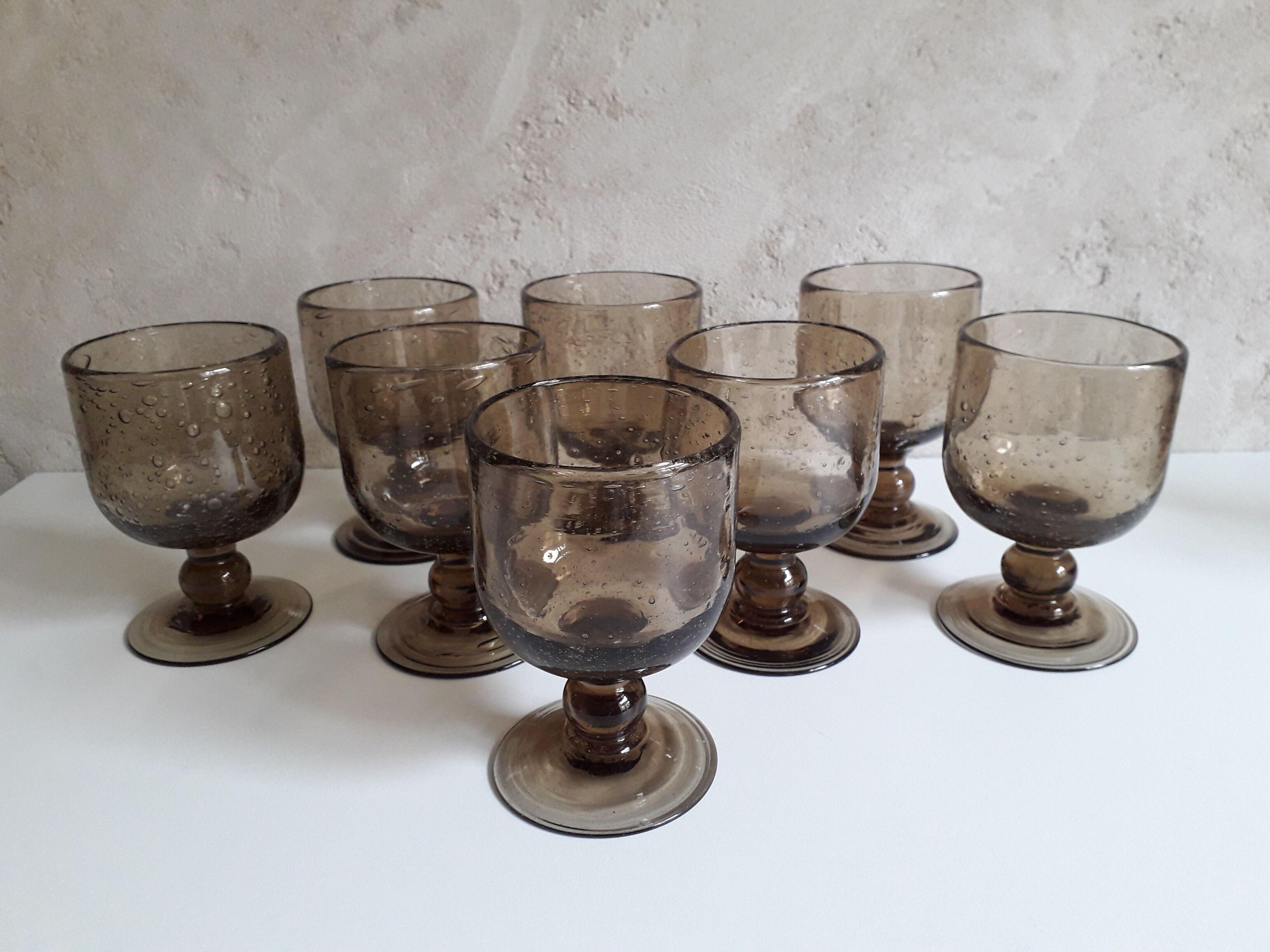 Lot de 8 verres à pied et d'un pichet en verre soufflé et bullé années 70