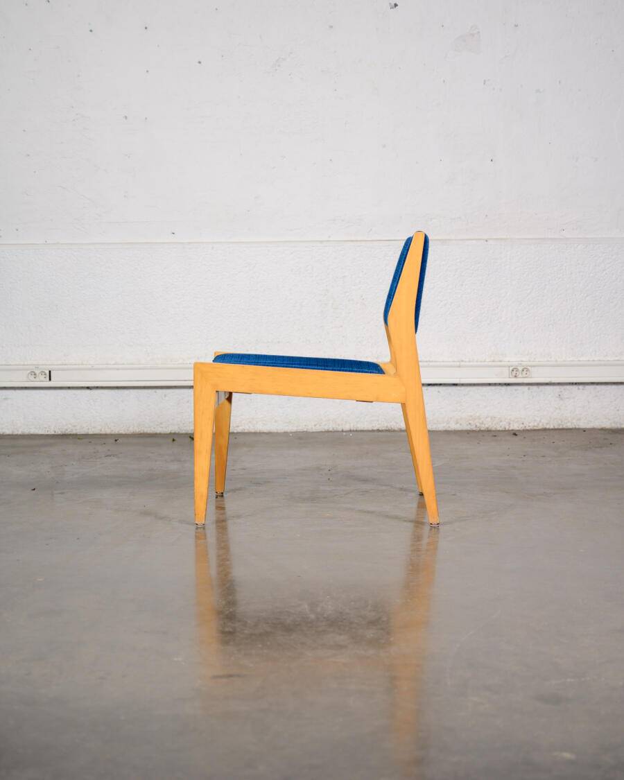 Chauffeuse en bois et tissu bleu