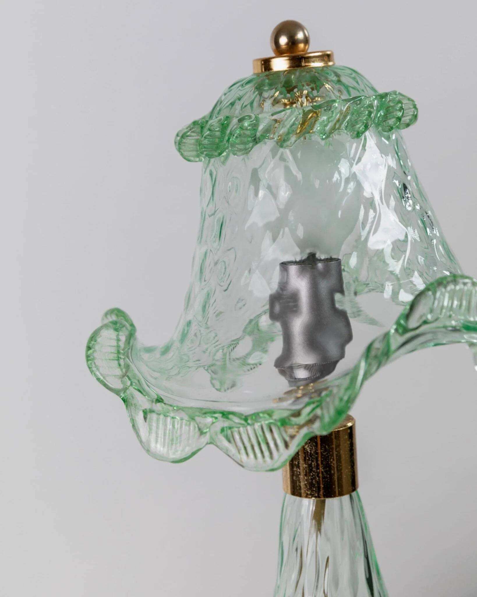 Murano Glass Table Lamp in Delicate Green, Wavy Shade, Italian 1980s Design – Elegant Bedside Decor