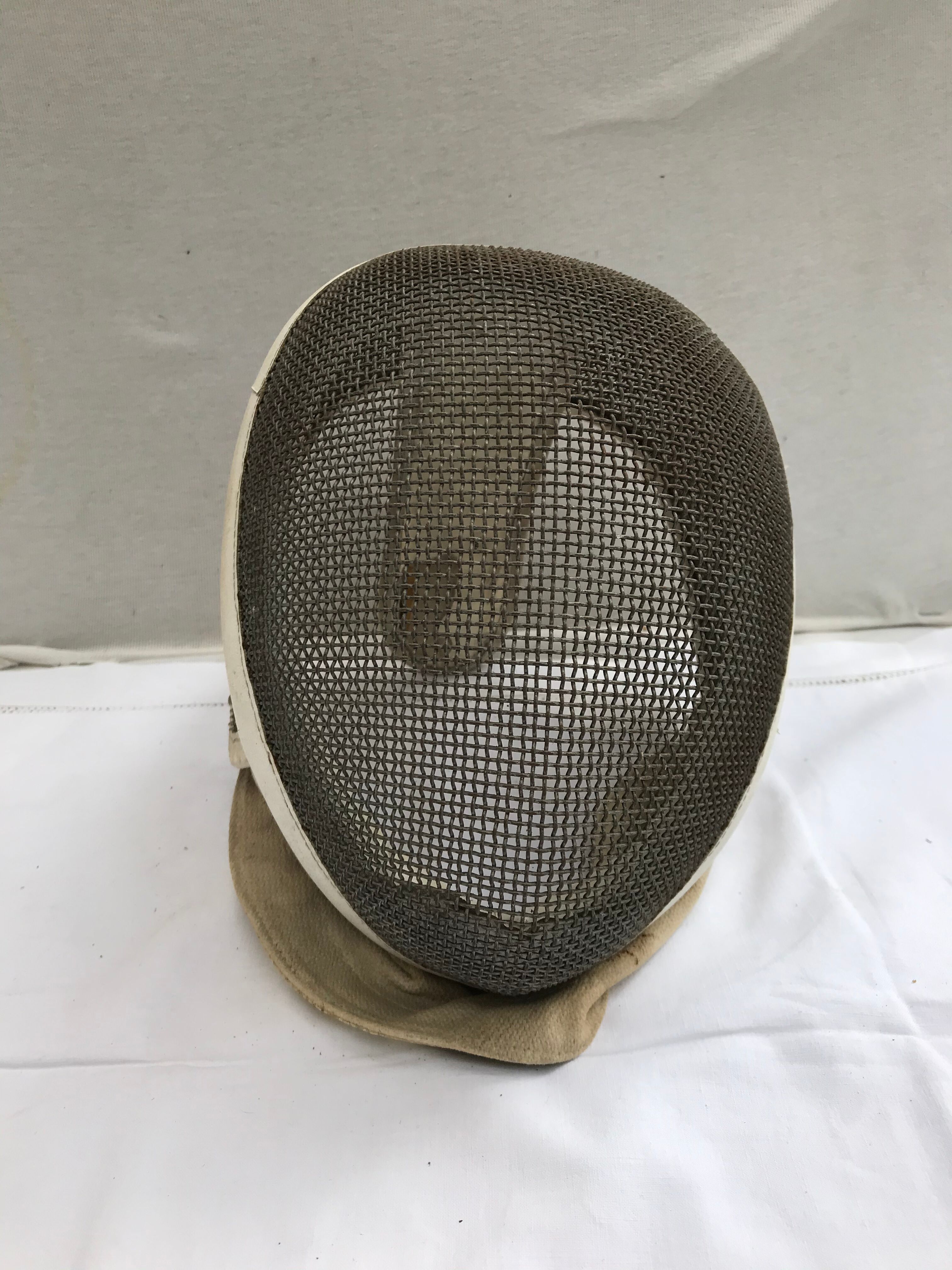 Former pair fencing fencing metal grid, white leather vintage sport
