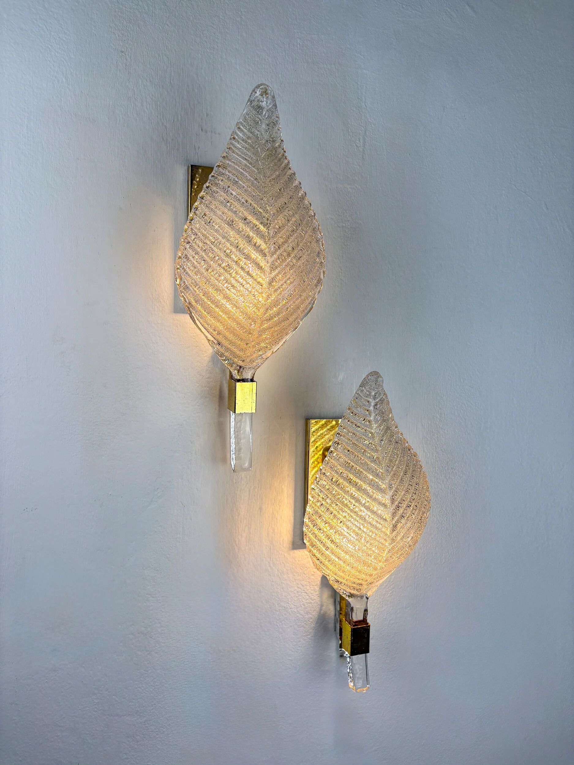 Paire de appliques murales en forme de feuille par Barovier & Toso, verre de Murano, Italie années 1950.
