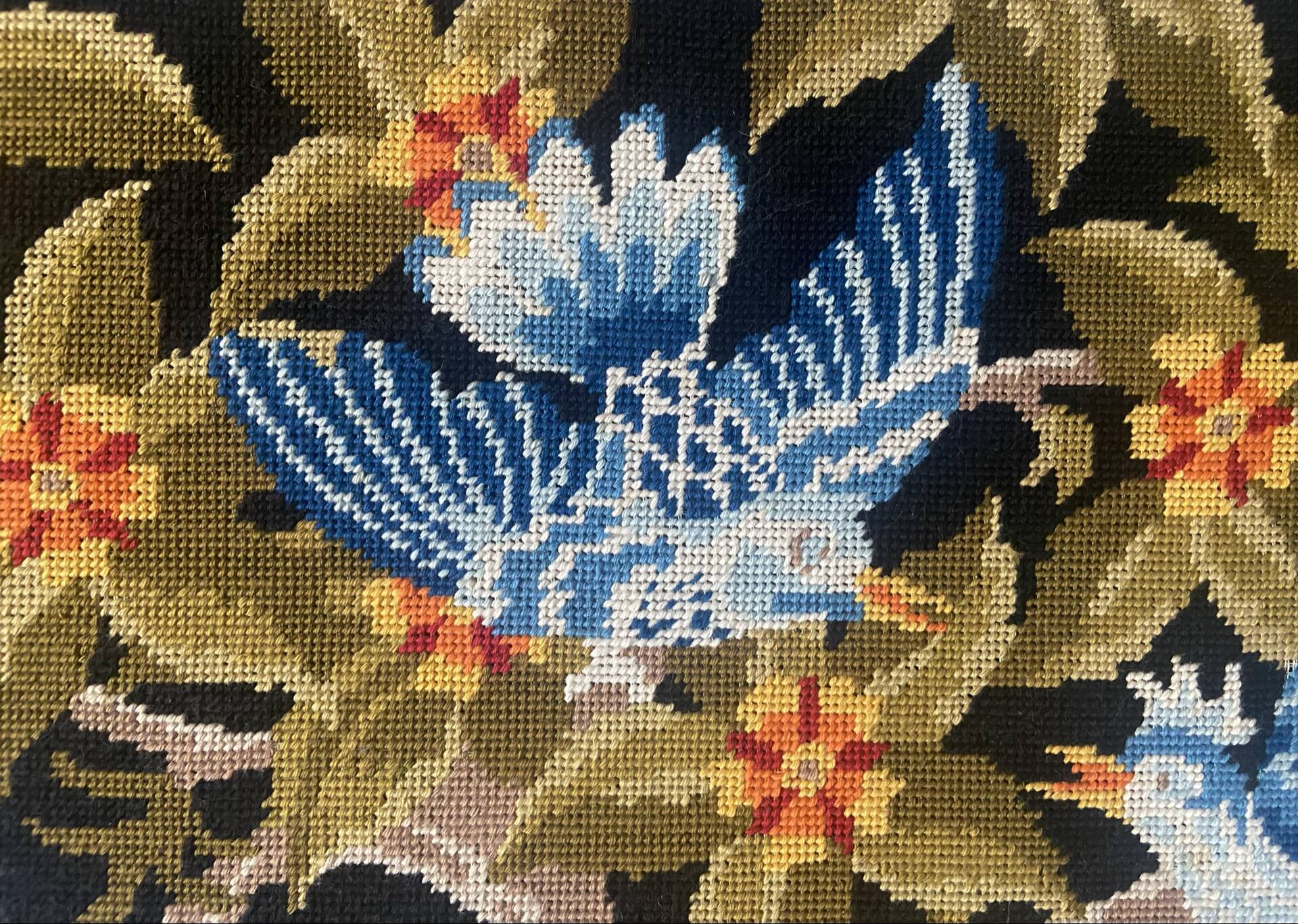 Tableau ancien brodé oiseaux bleus et fleurs - tapisserie encadrée