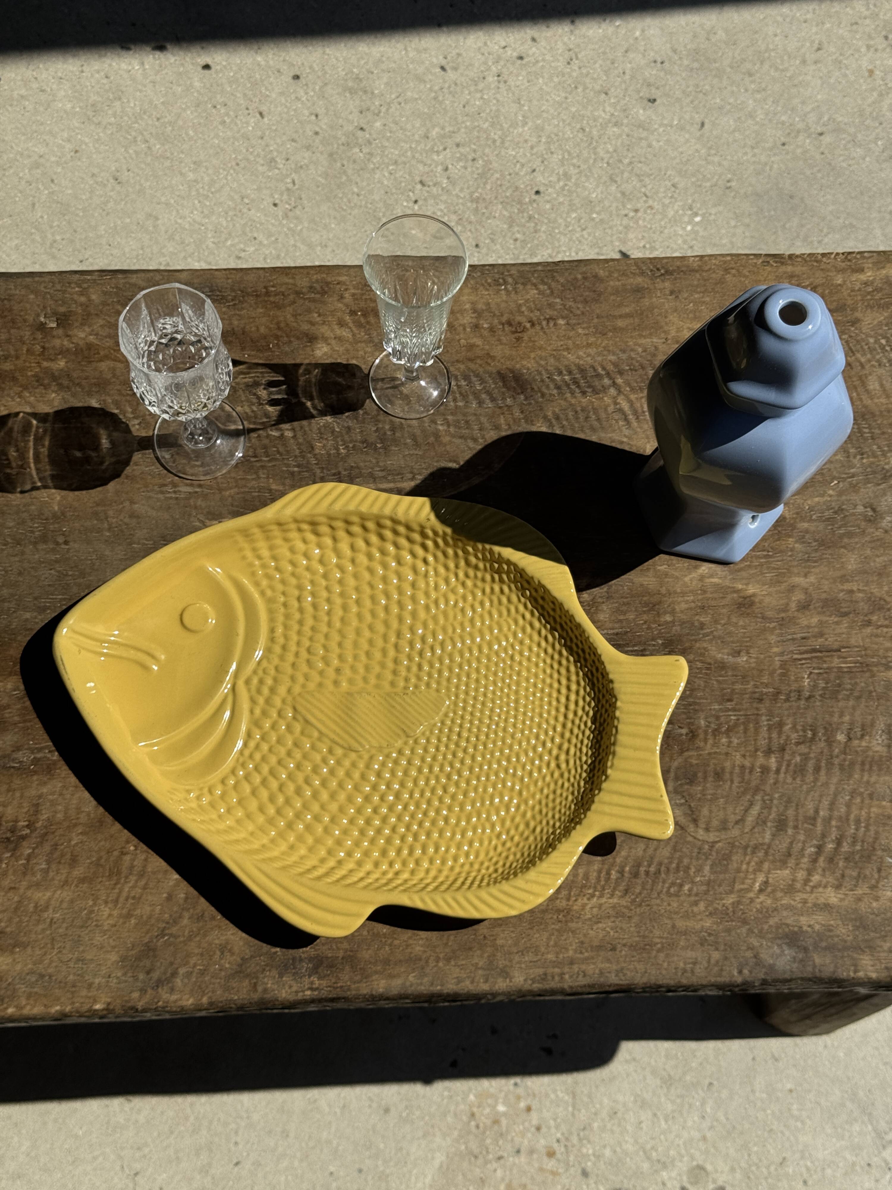 Yellow fish-shaped dish L38