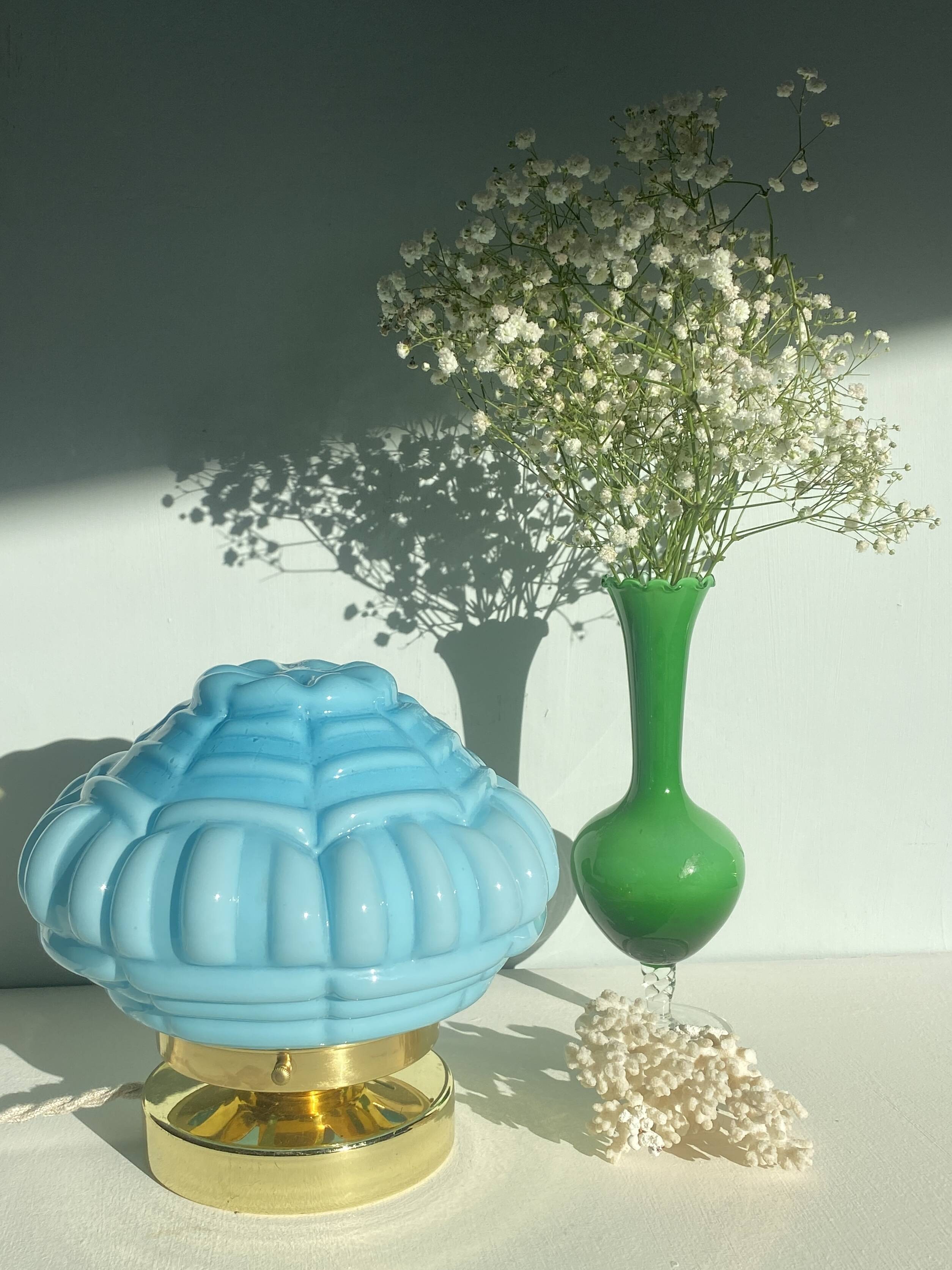 Lampe à poser globe vintage art déco en opaline bleue