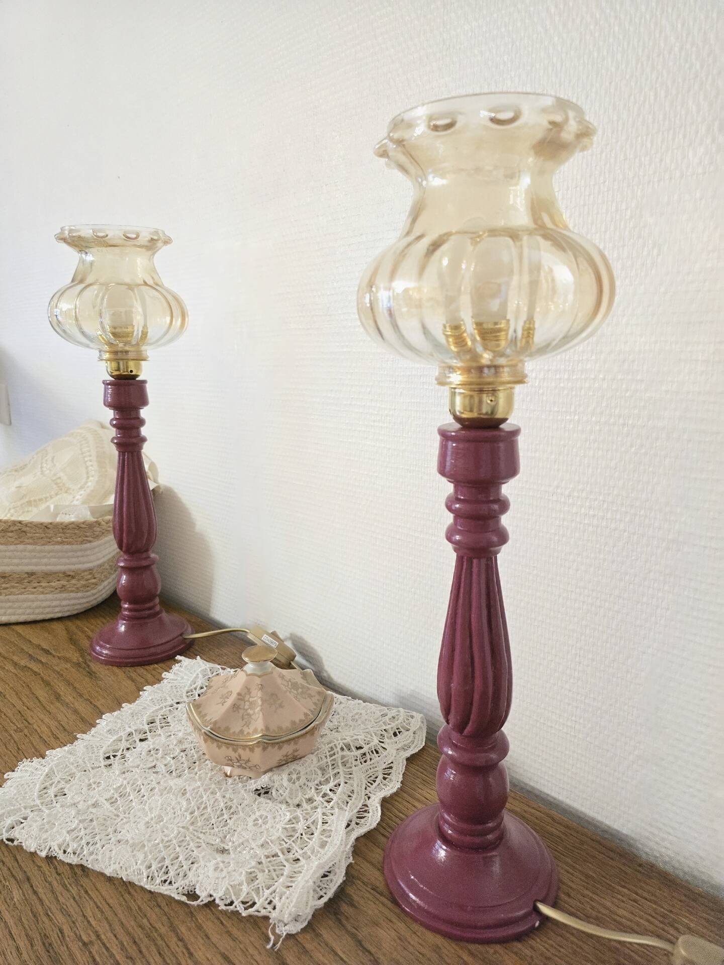 Lampes à poser vintage – Pieds bois repeints mauve brillant + globes a