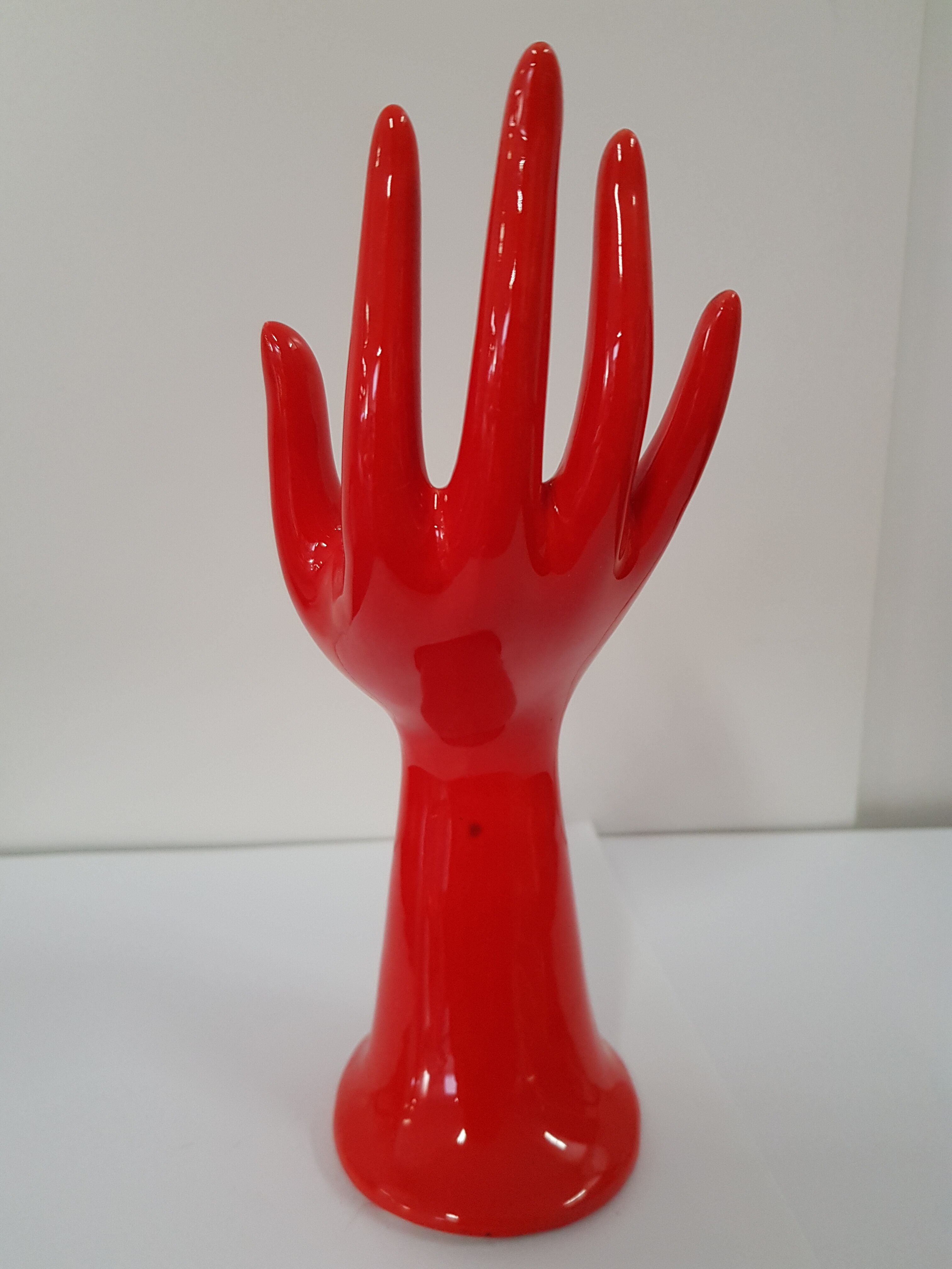 Hand baguier in red faience
