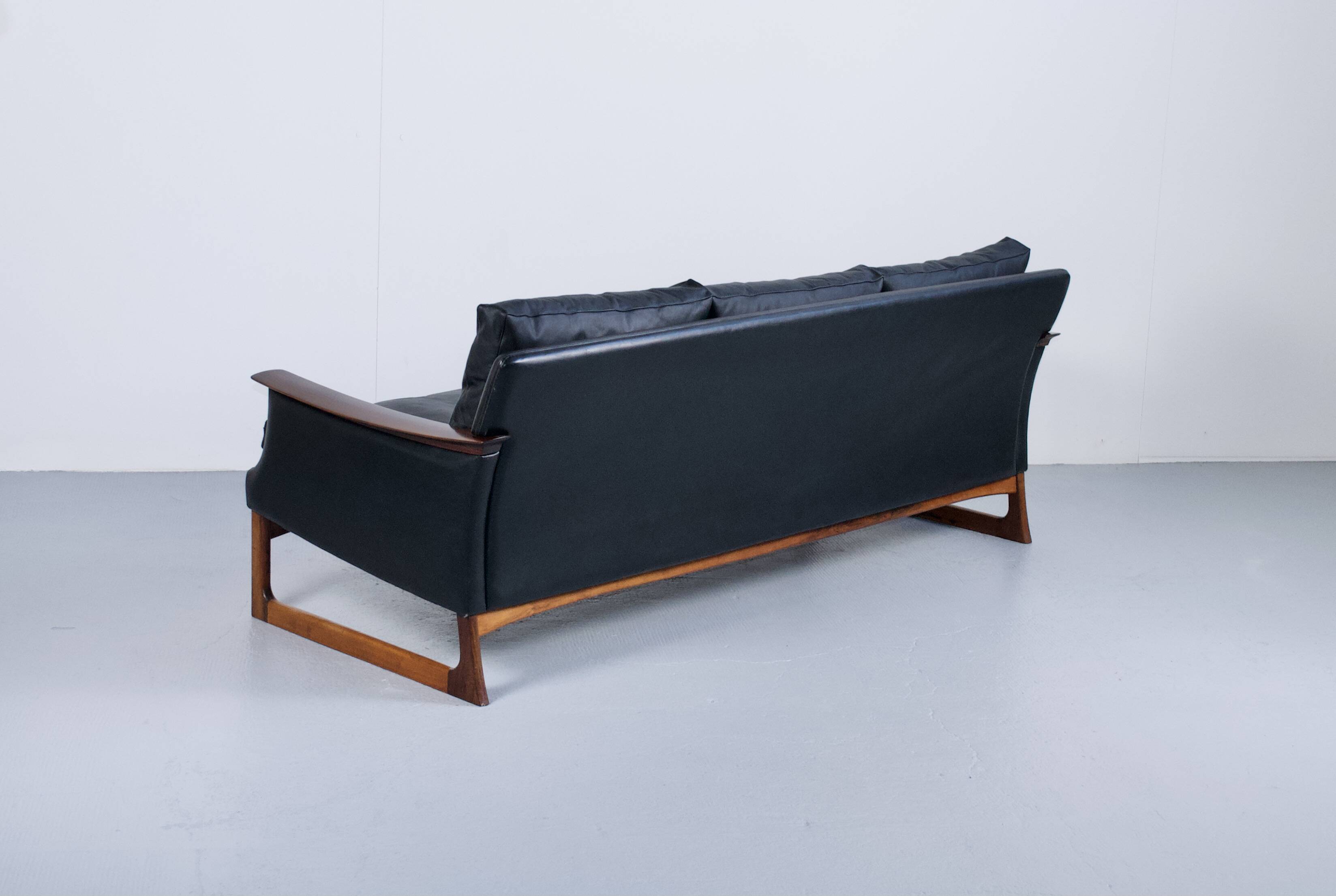 Scandinavian 3-seater sofa in leather and rosewood from the 60s