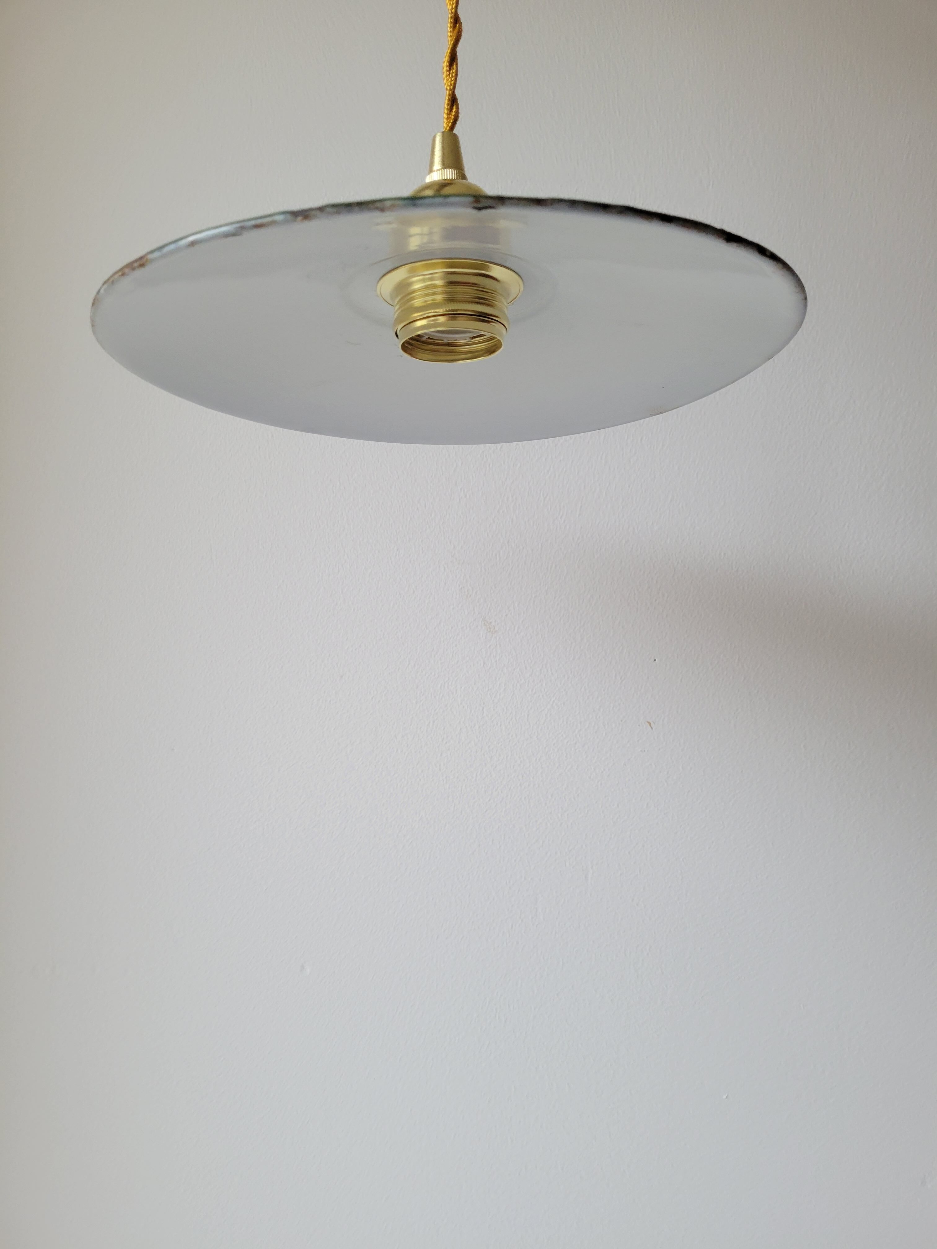 Enamelled sheet metal suspension