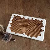 Dessous de plat rectangulaire ancien en céramique avec feuilles incrustées