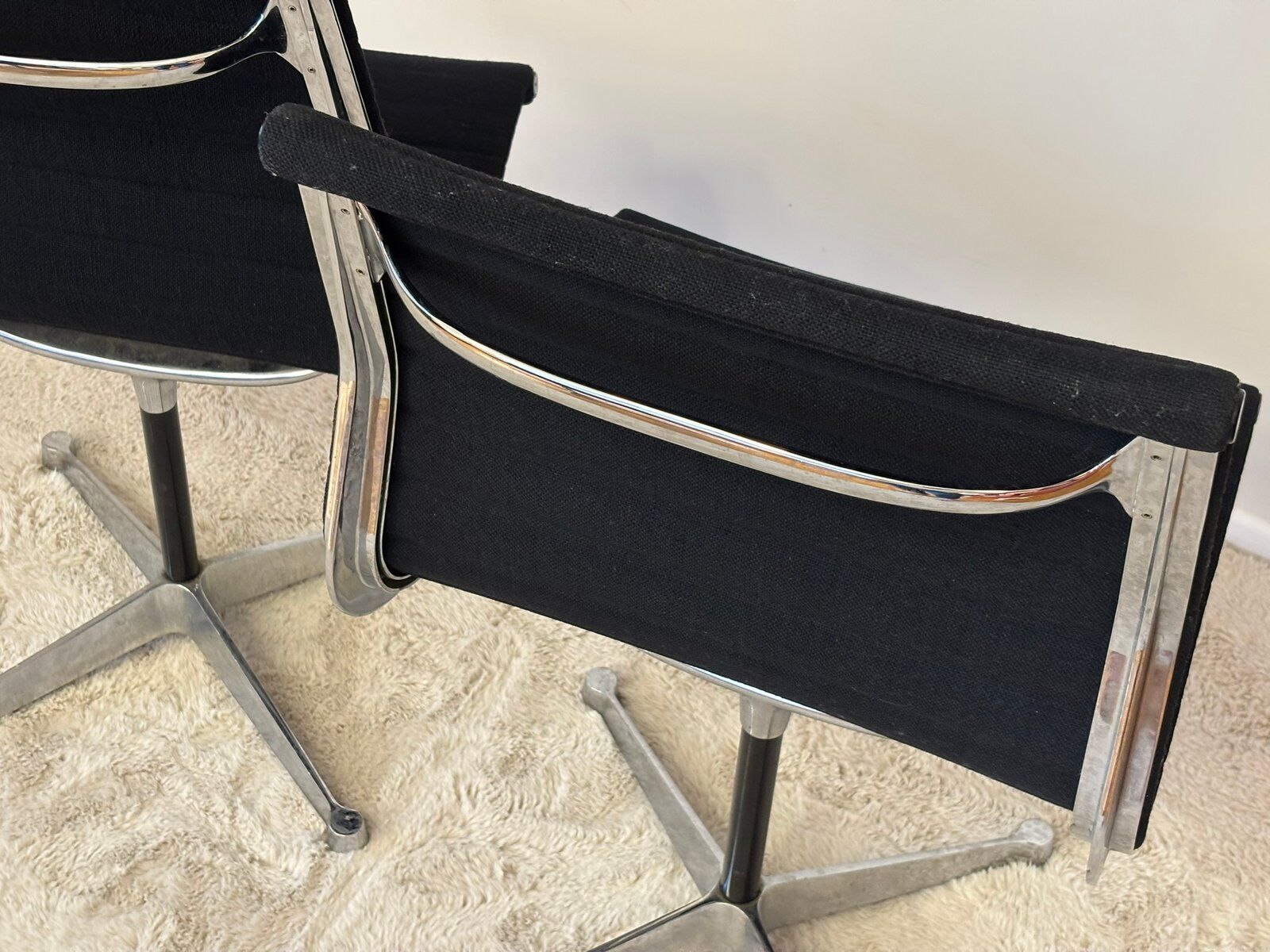 Model EA 105 aluminium chairs by Eames for Herman Miller, 1970s, set of 2
