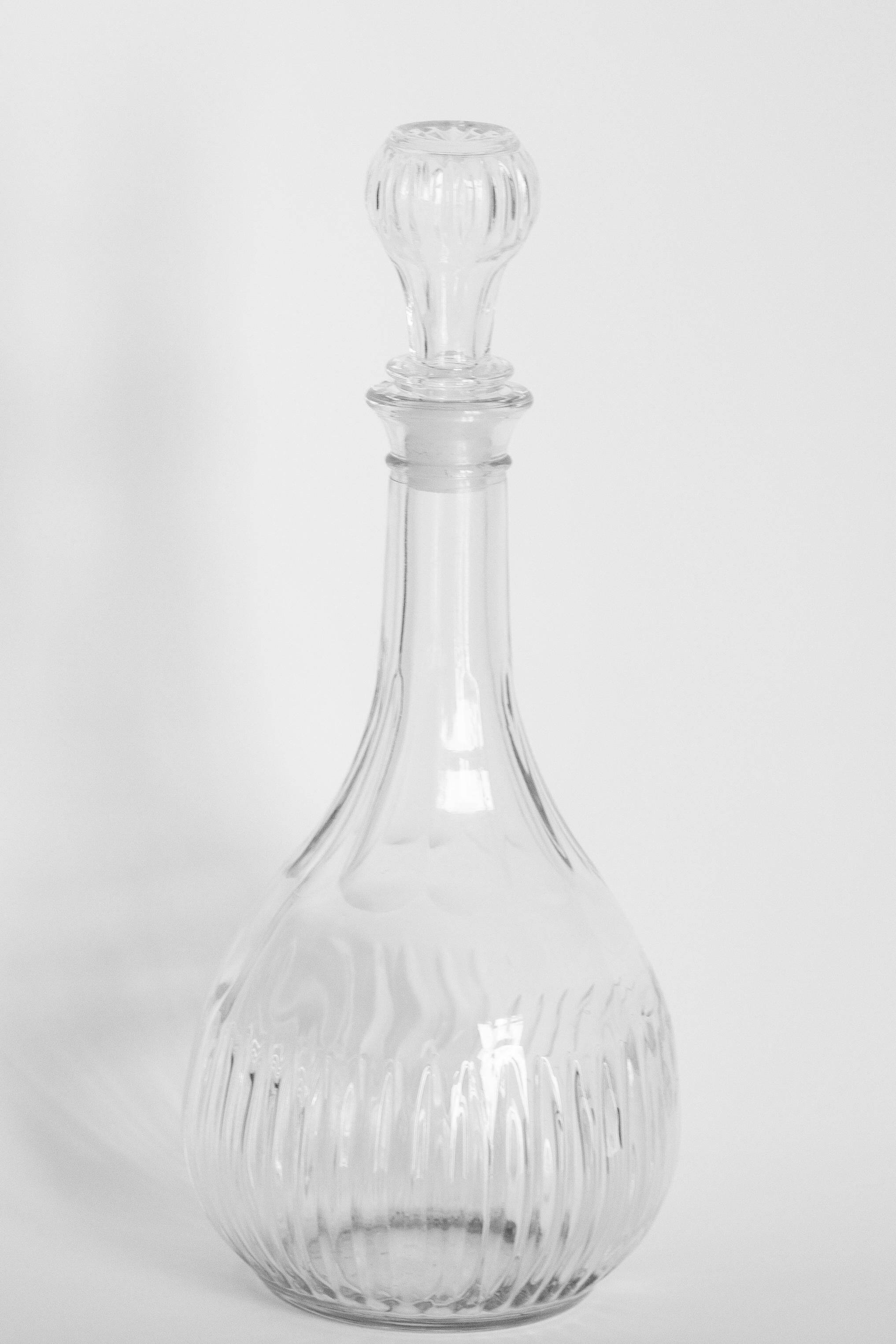 Carafe transparente en verre du milieu du siècle avec bouchon, Europe, années 1960