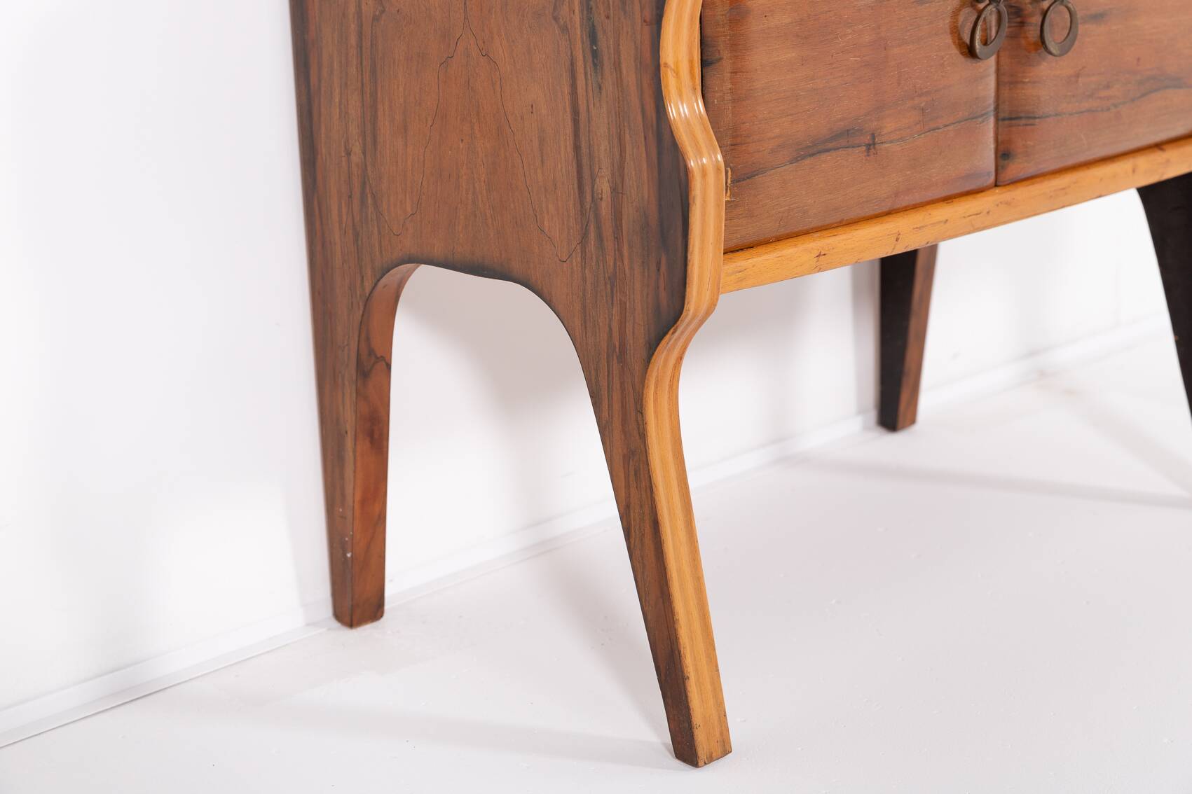 Table de nuit/armoire sculpturale italienne du milieu du siècle, années 1950