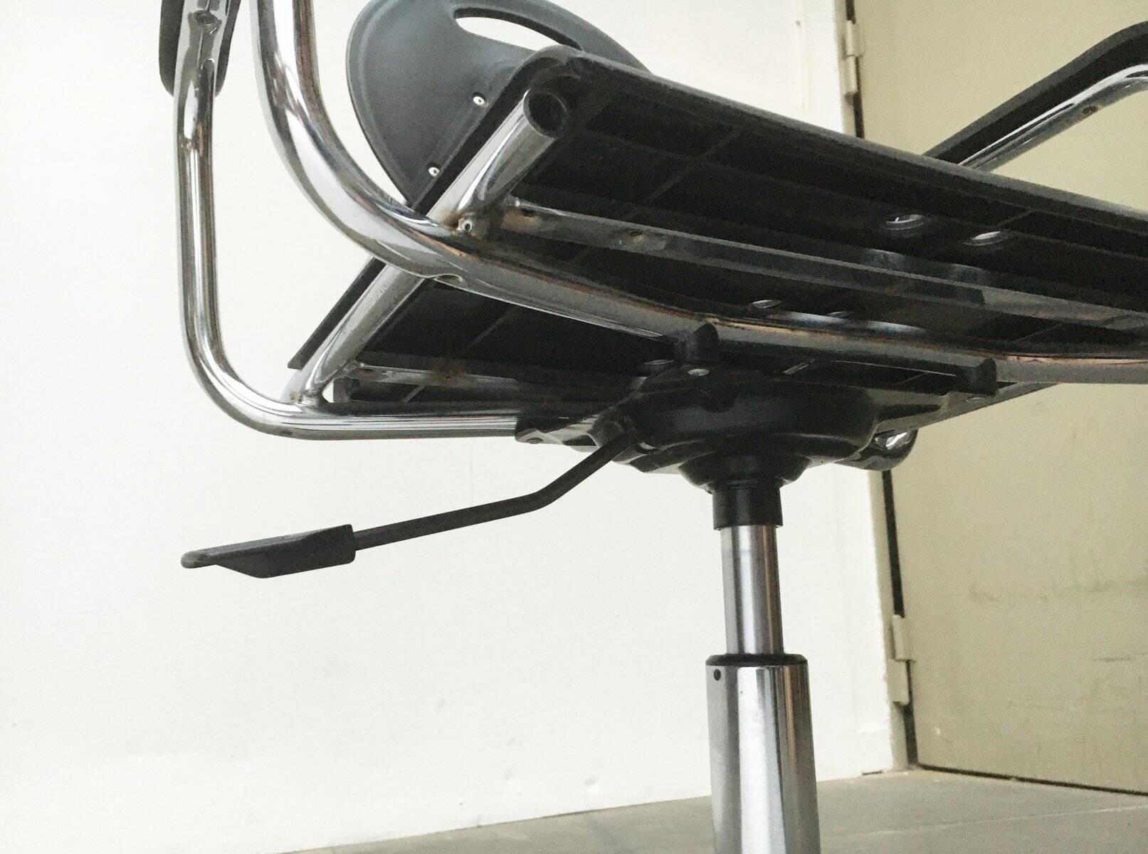 Postmodern Italian swivel chair Charlie by Carlo Bimbi & Nilo Gioacchini for Segis, 1980s.