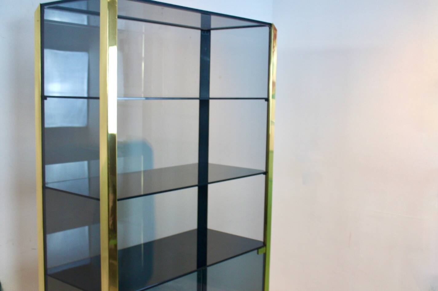 Armoire en verre fumé et laiton