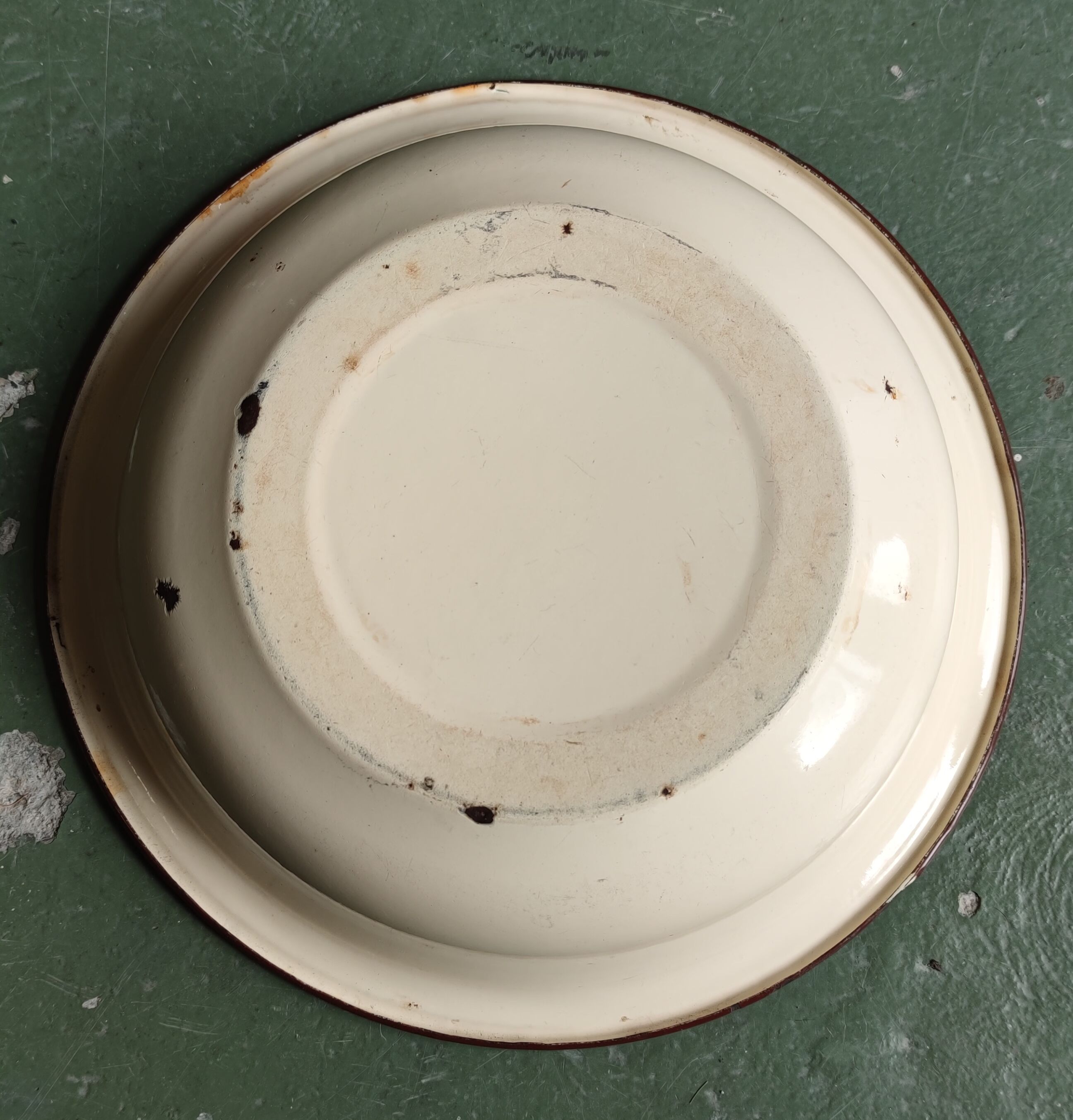 Enamelled metal bowl