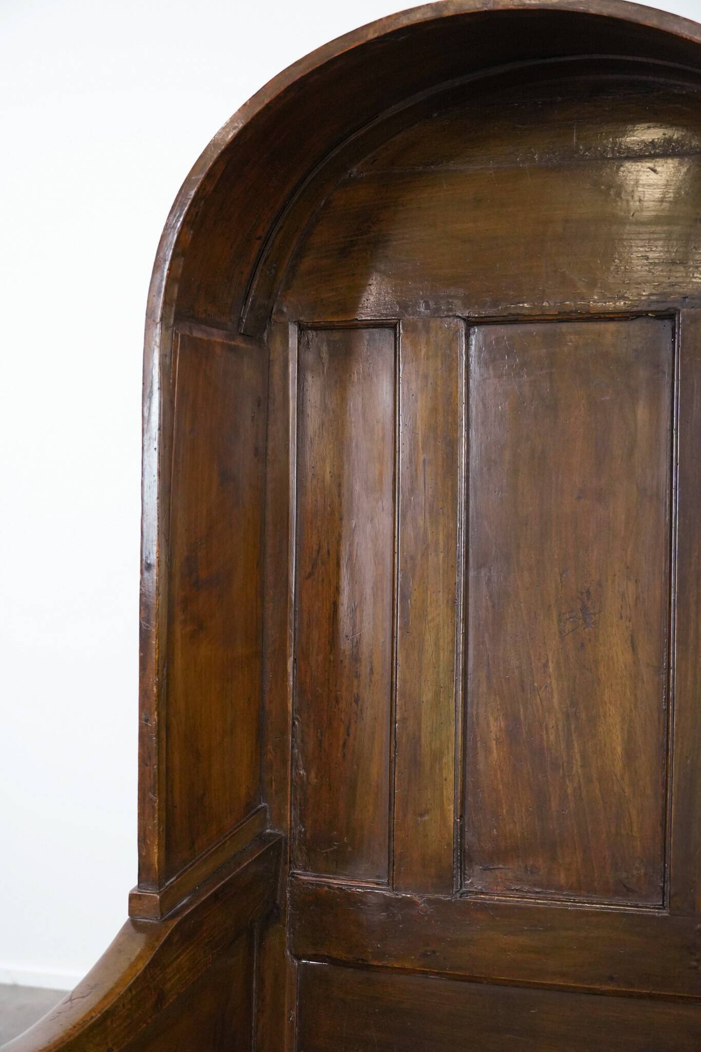 Chaise d'agnelage anglaise ancienne à capuchon du XVIIIe siècle, de forme particulière.